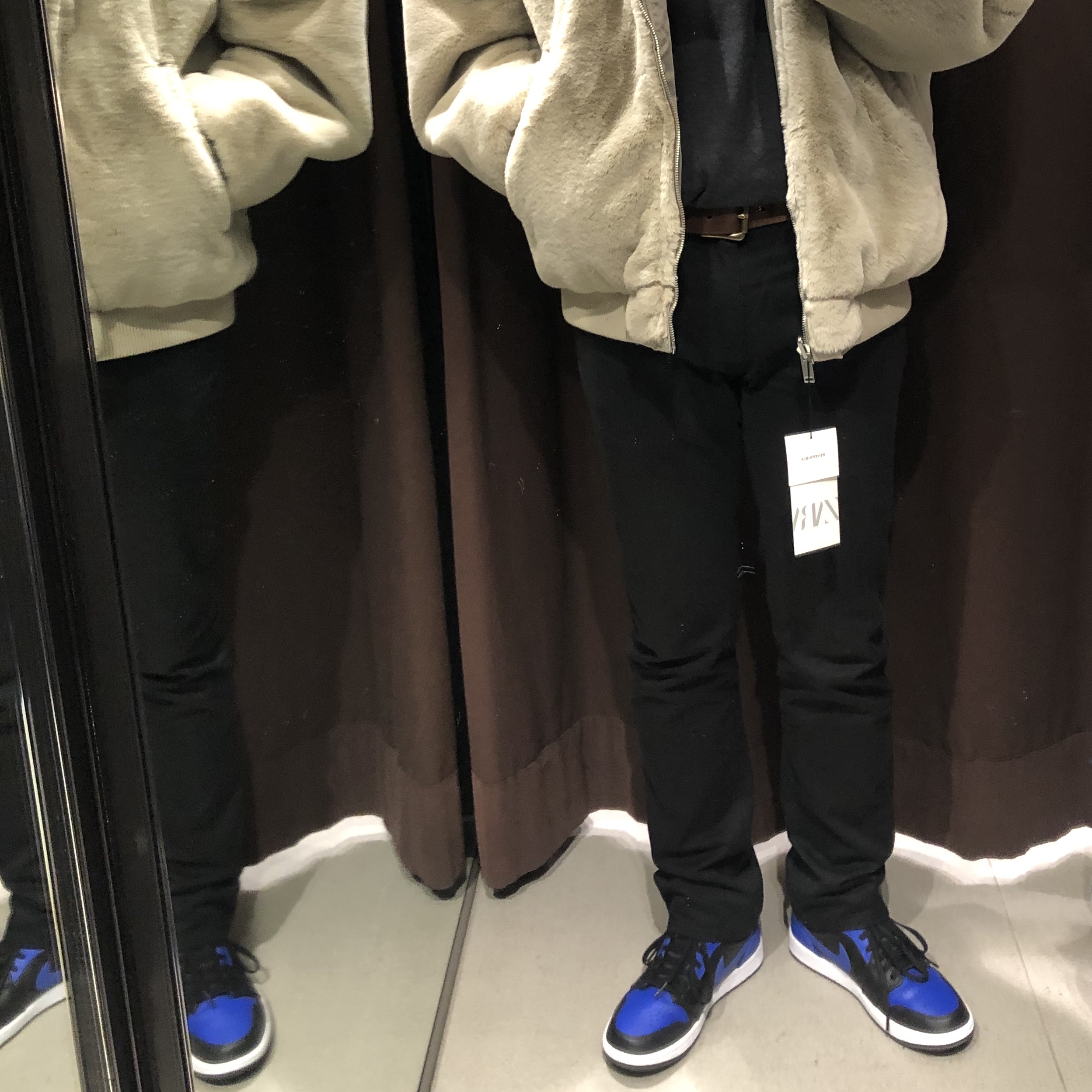 Jordan 1 Mid Black Hyper Royal 착용 스타일 - 1