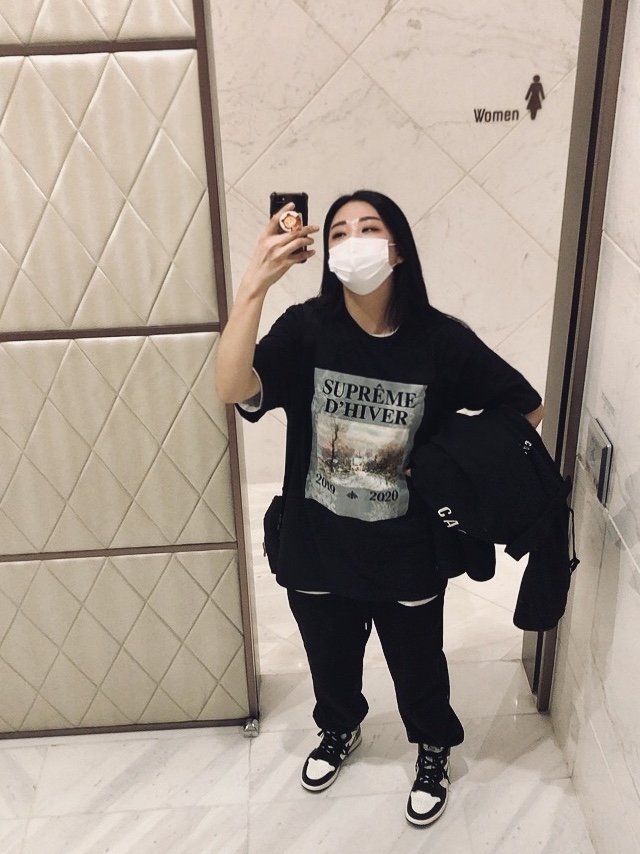 Jordan 1 Retro High OG Black Mocha 착용 스타일 - 4
