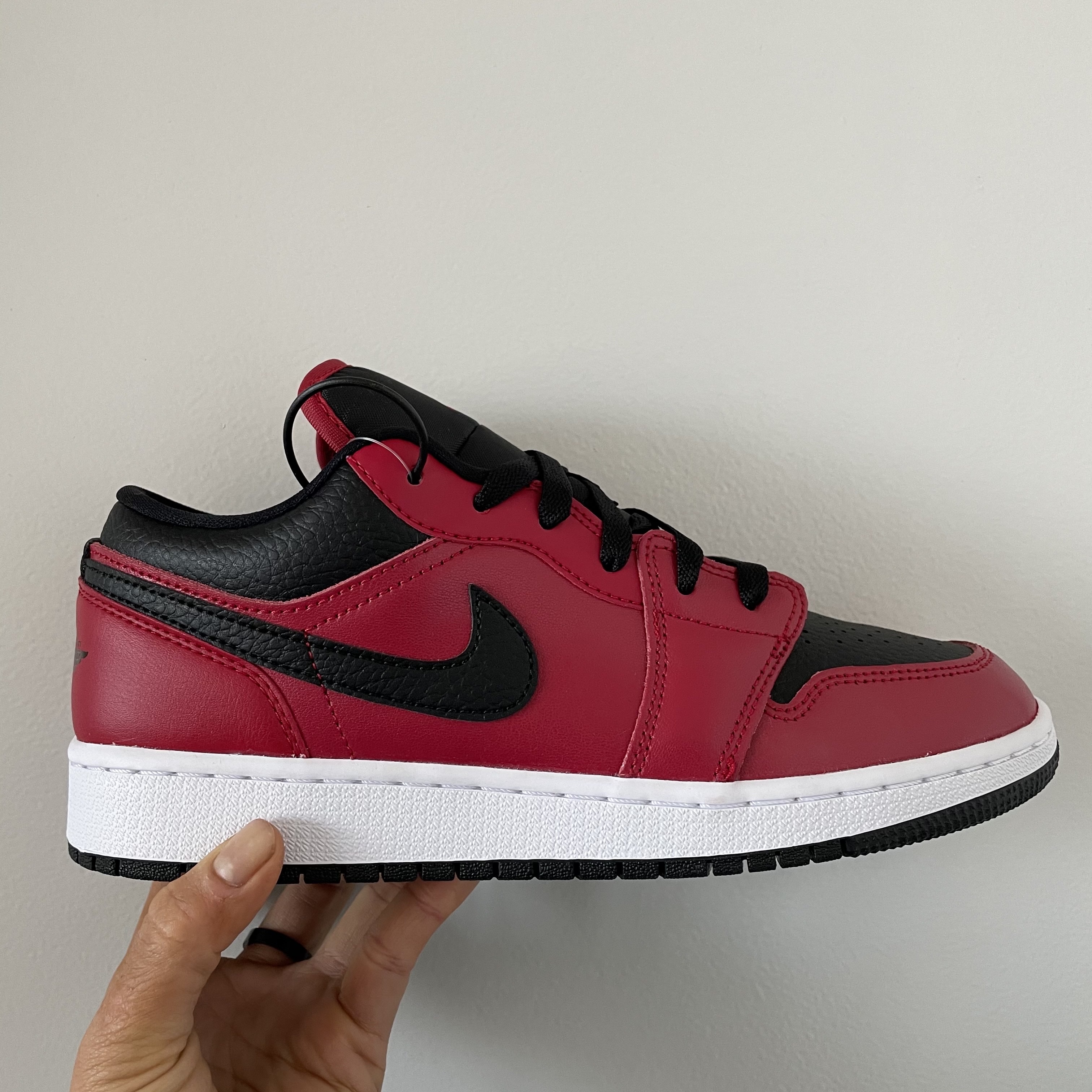 (GS) Jordan 1 Low Gym Red Black 착용 스타일 - 1