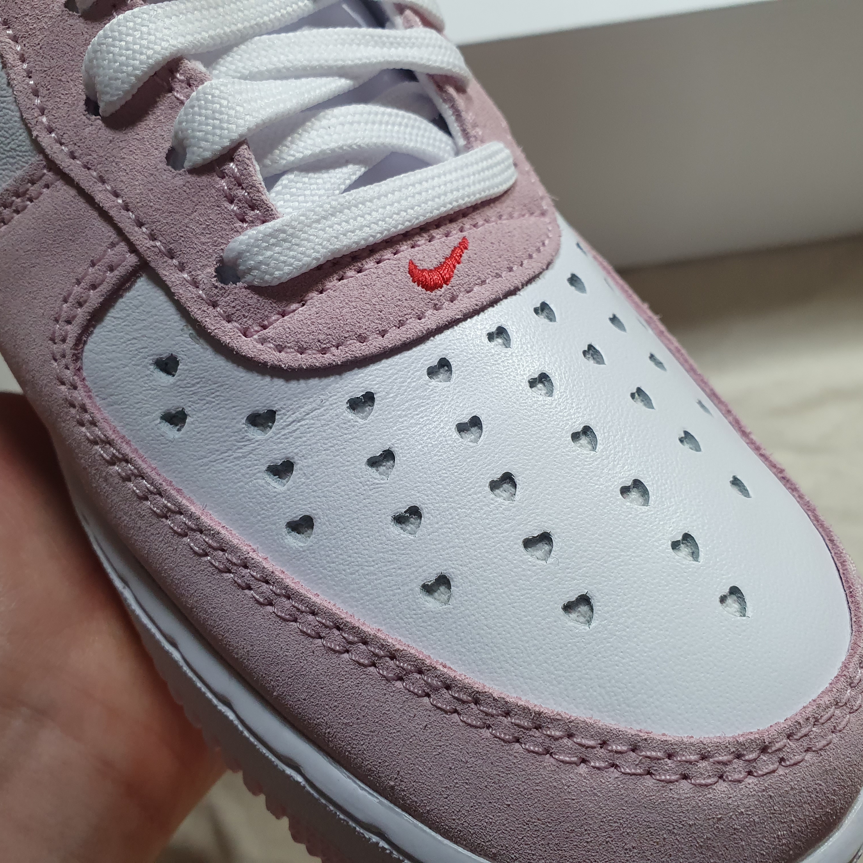 Nike Air Force 1 '07 QS Valentine's Day 착용 스타일 - 4