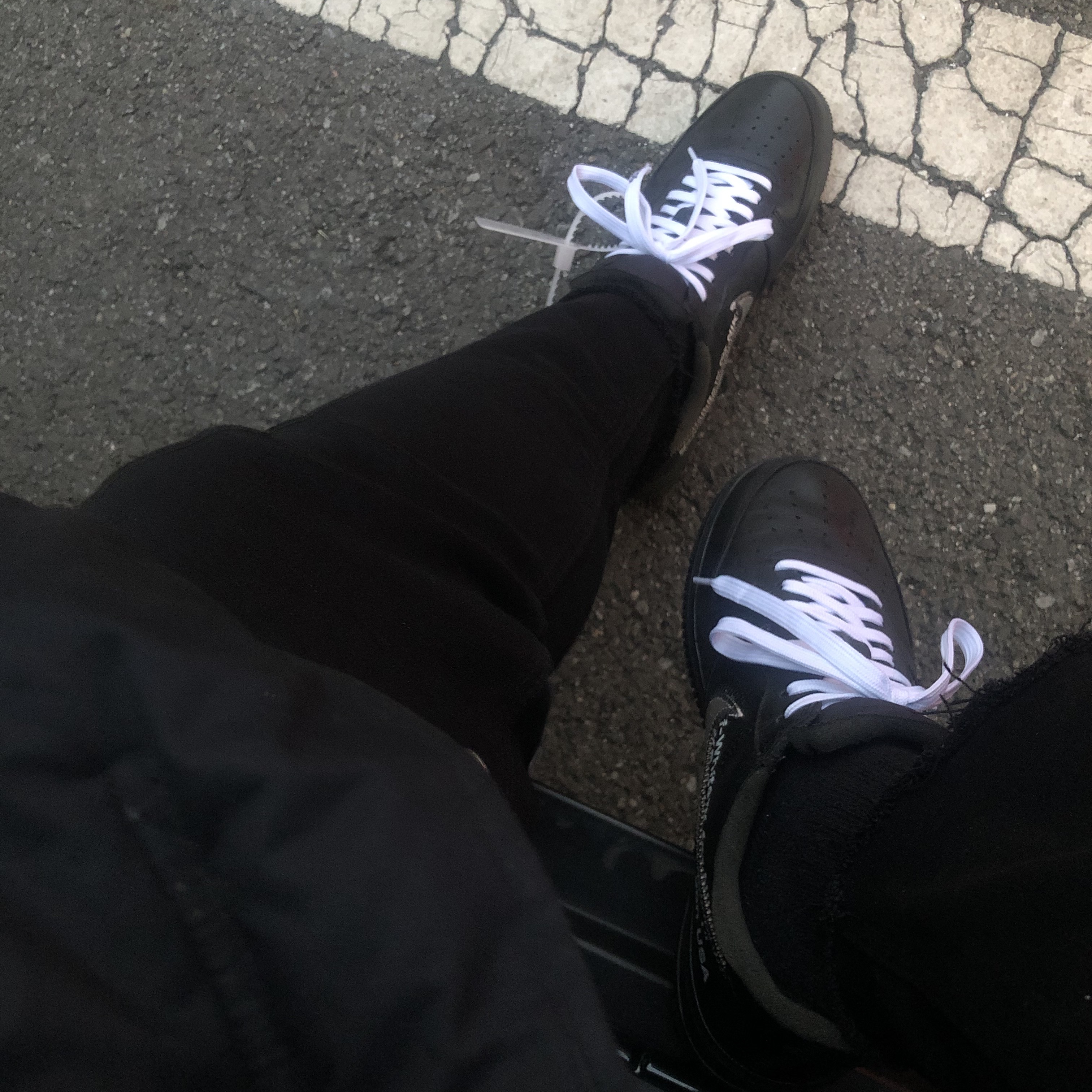 Nike x Off-White Air Force 1 Low '07 MoMA 착용 스타일 - 1