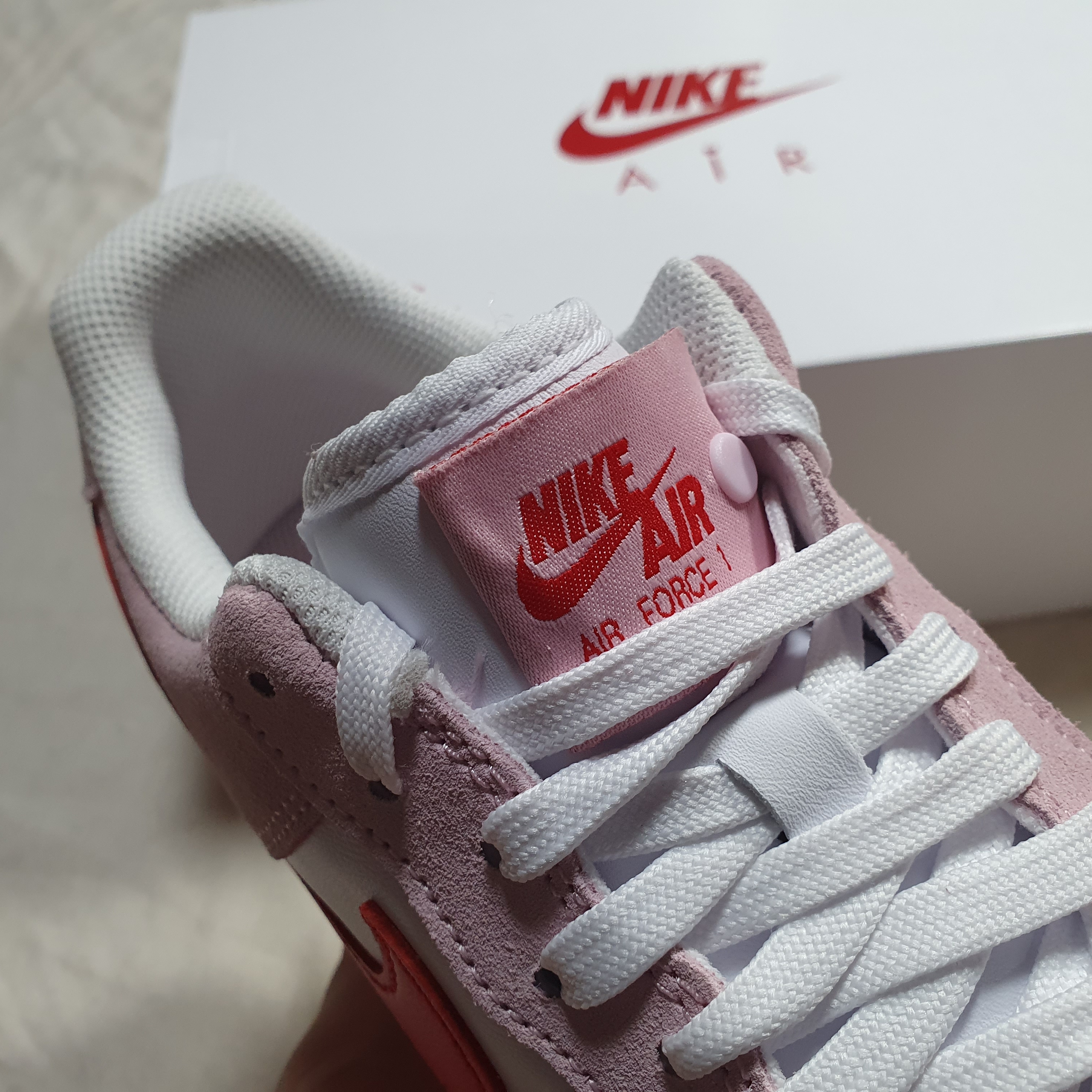 Nike Air Force 1 '07 QS Valentine's Day 착용 스타일 - 2