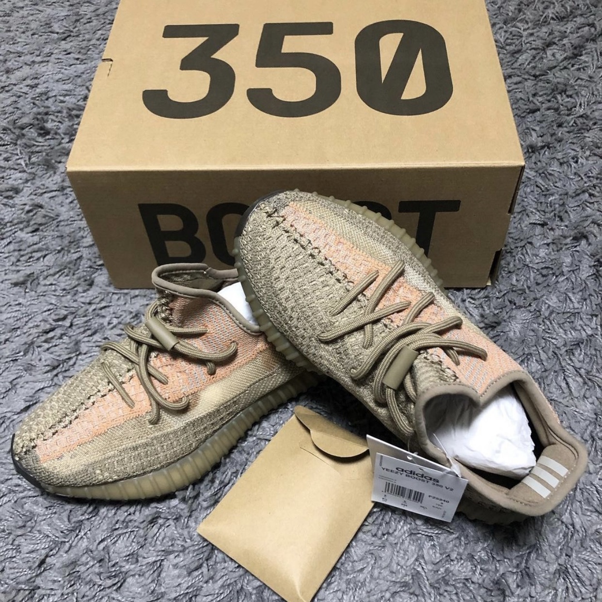 Adidas Yeezy Boost 350 V2 Sand Taupe 착용 스타일