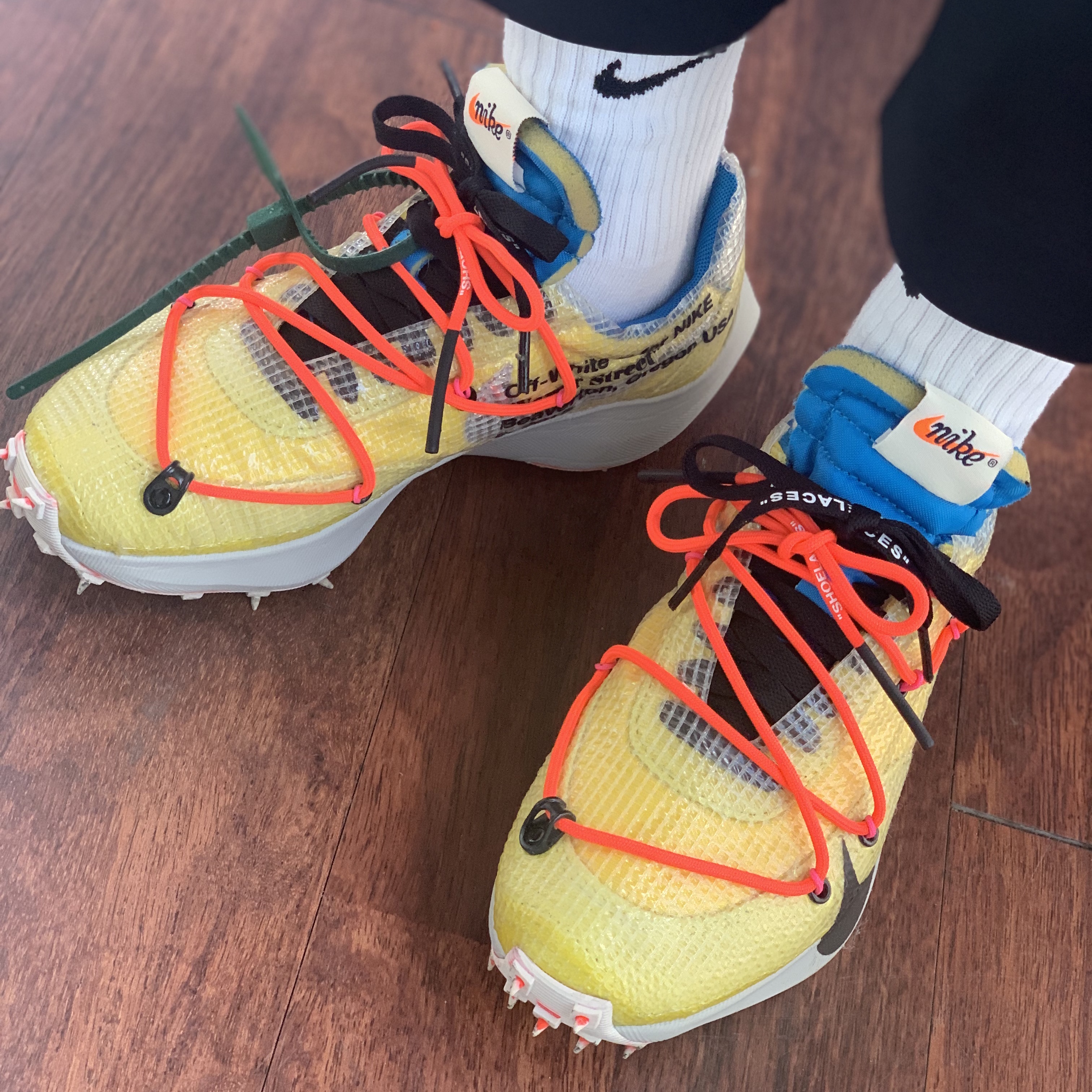 (W) Nike x Off-White Vapor Street Tour Yellow 착용 스타일 - 1