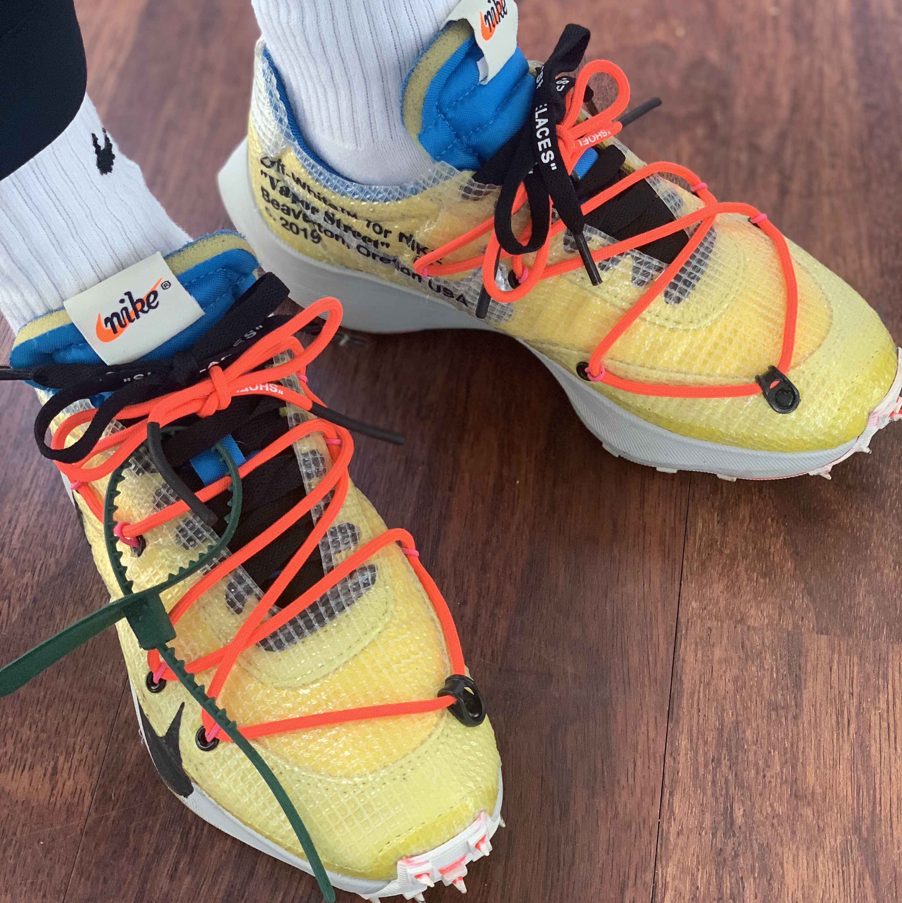 (W) Nike x Off-White Vapor Street Tour Yellow 착용 스타일 - 2