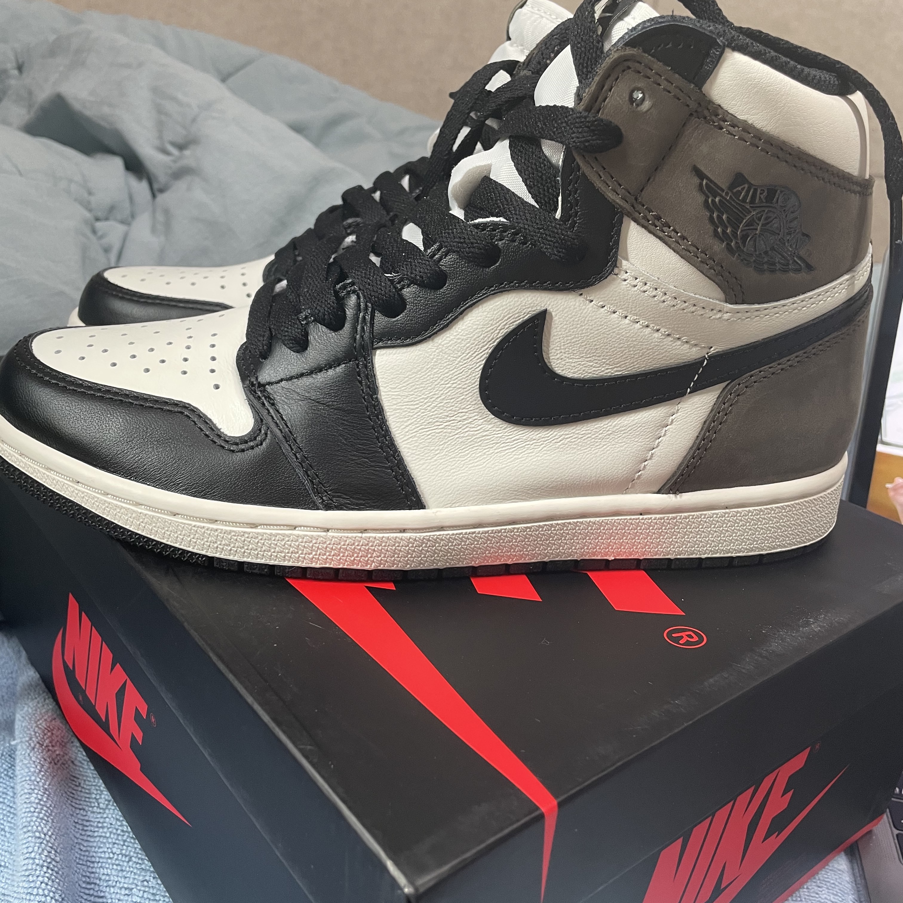 Jordan 1 Retro High OG Black Mocha 착용 스타일 - 2