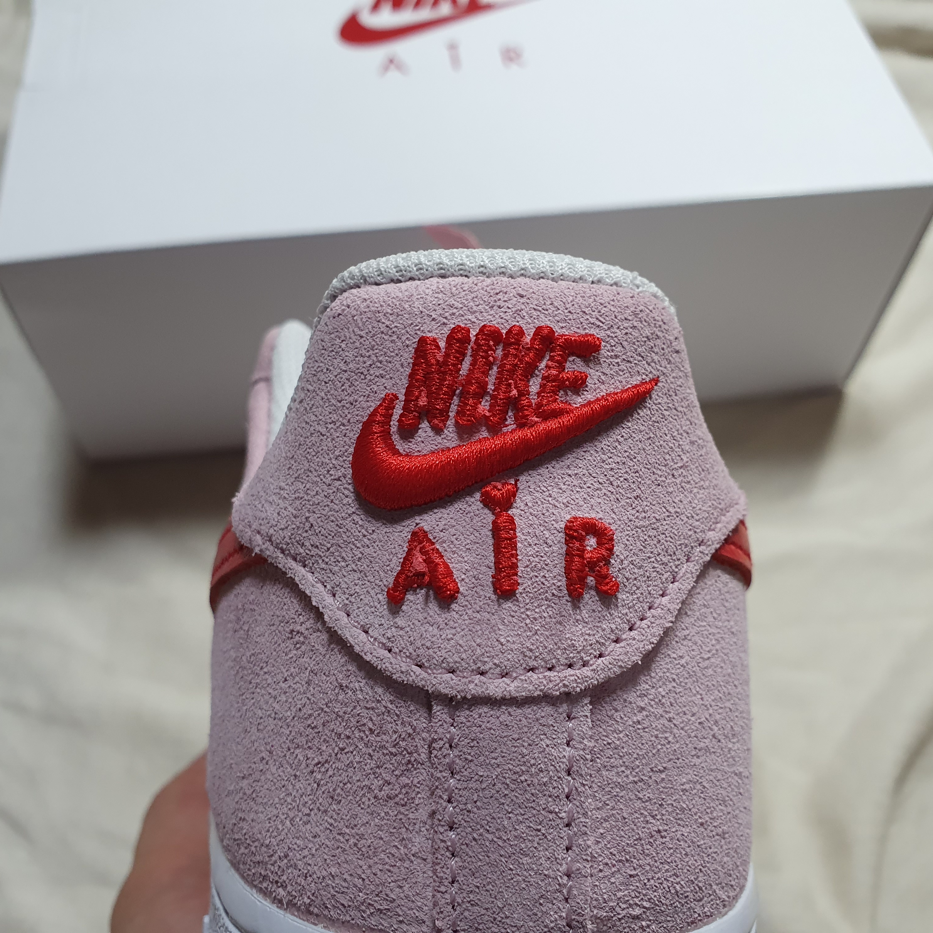 Nike Air Force 1 '07 QS Valentine's Day 착용 스타일 - 5