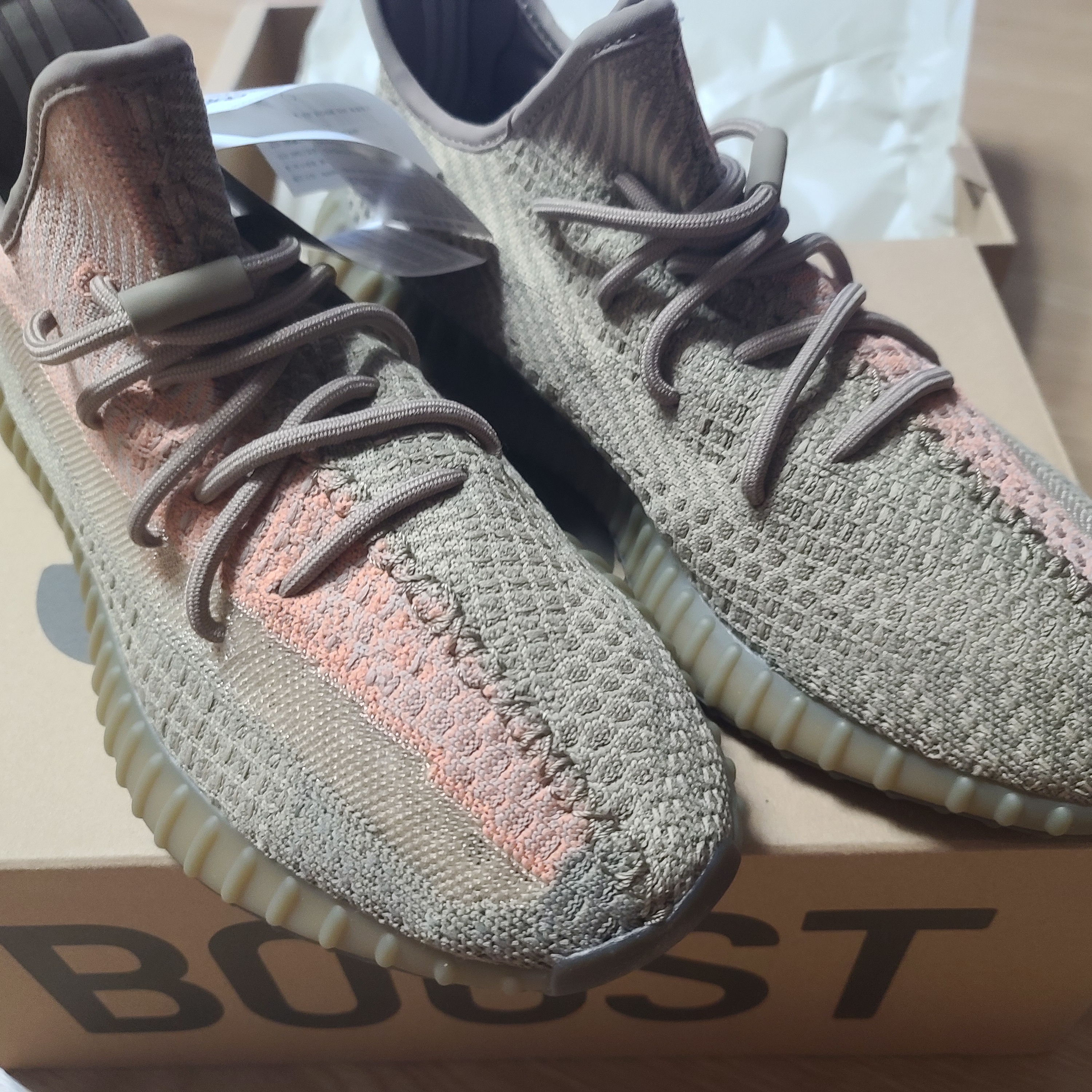 Adidas Yeezy Boost 350 V2 Sand Taupe 착용 스타일 - 1