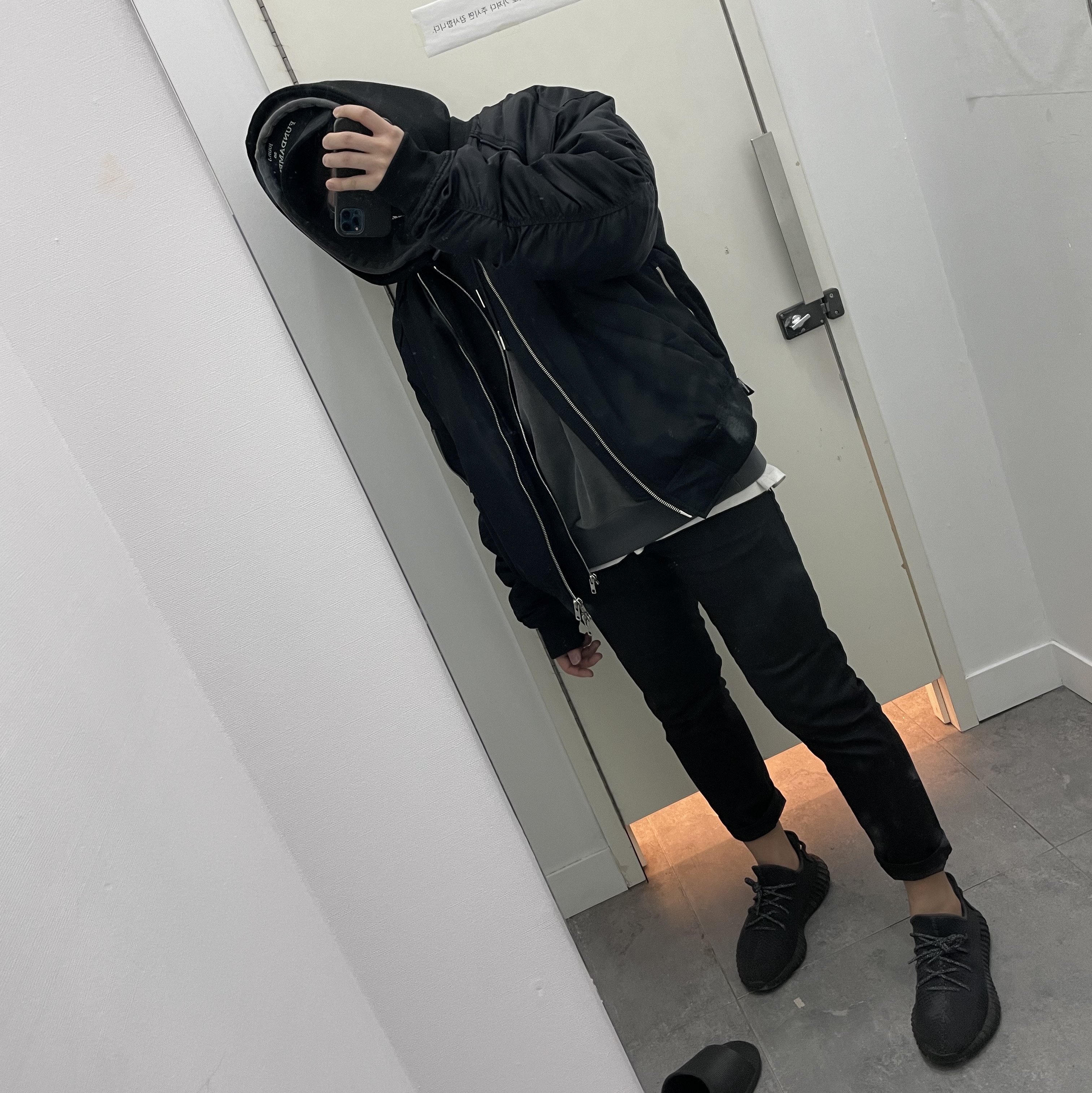 Adidas Yeezy Boost 350 V2 Black - Non-Reflective 착용 스타일