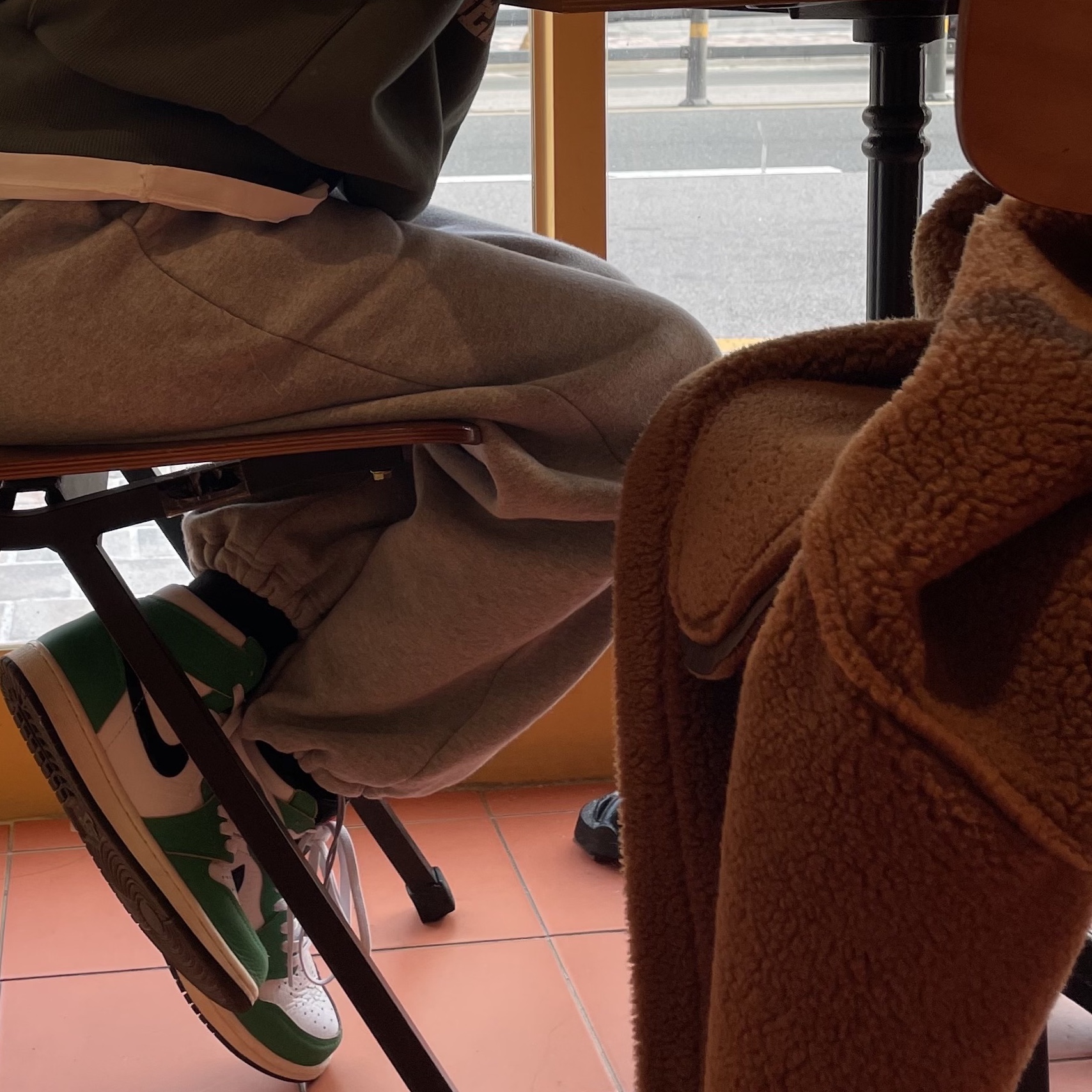 (W) Jordan 1 Retro High OG Lucky Green 착용 스타일 - 2