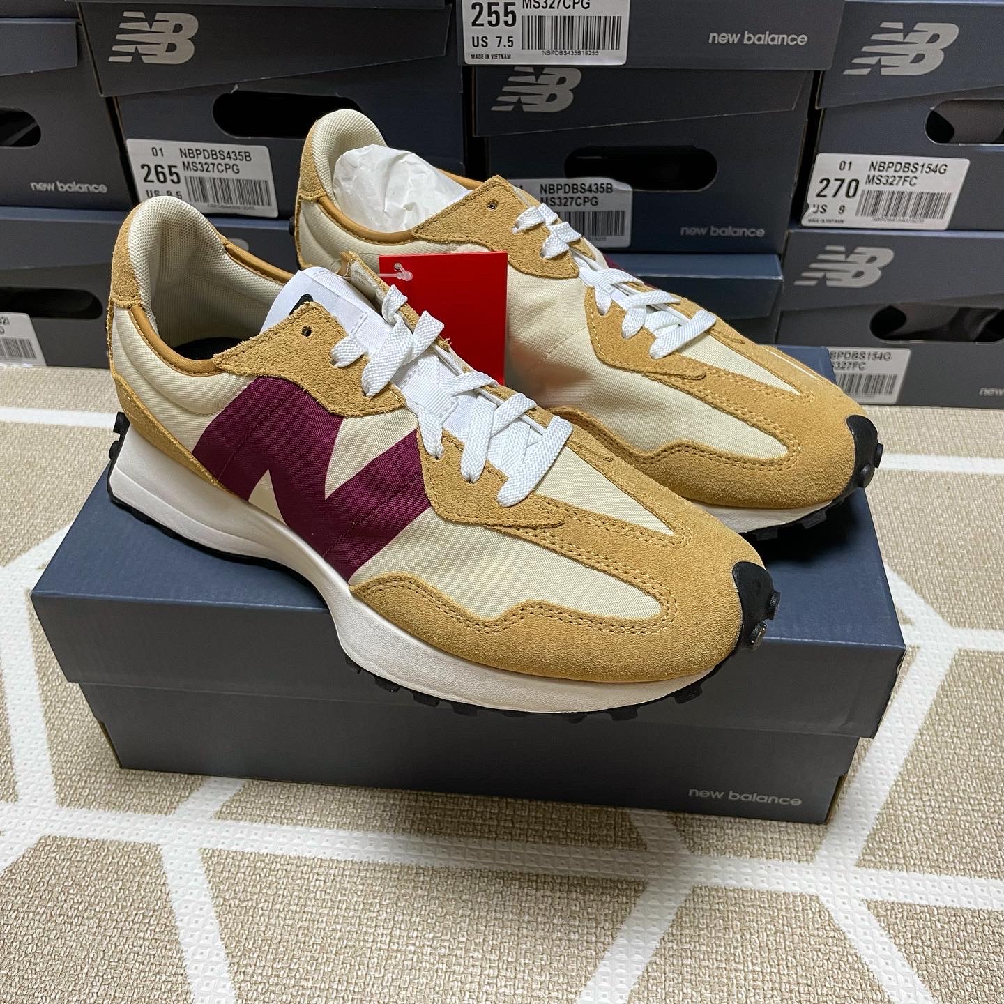 New Balance 327 Moonbeam Ghost Pepper 착용 스타일