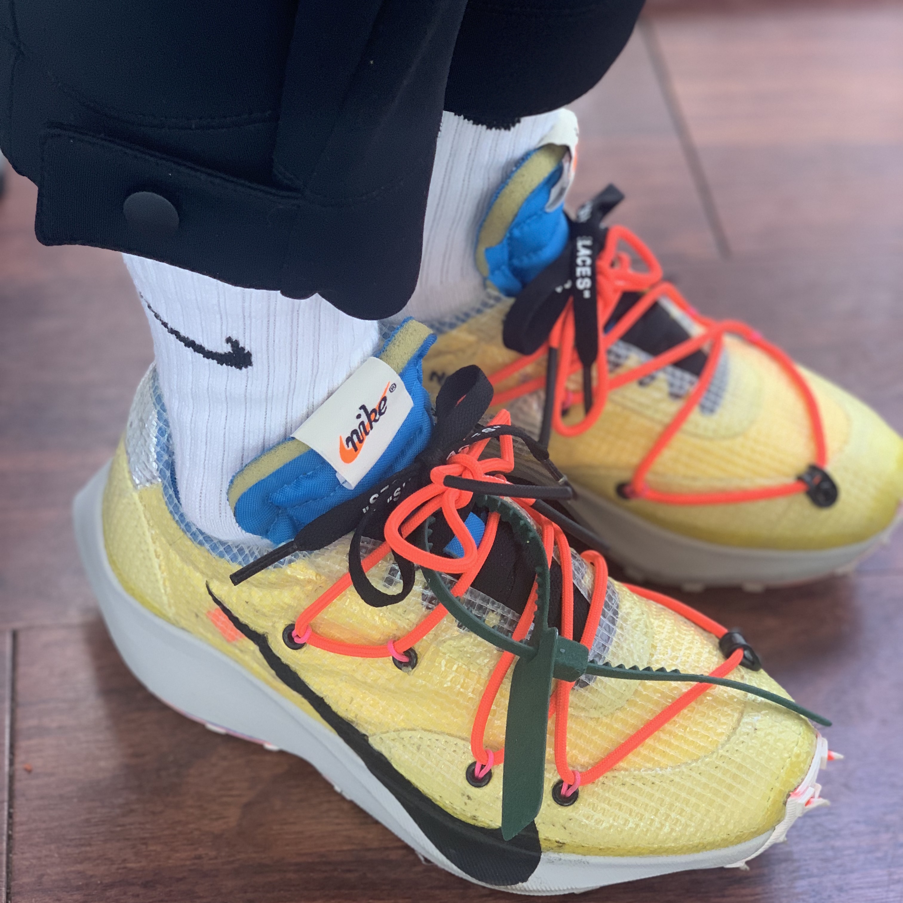 (W) Nike x Off-White Vapor Street Tour Yellow 착용 스타일 - 3