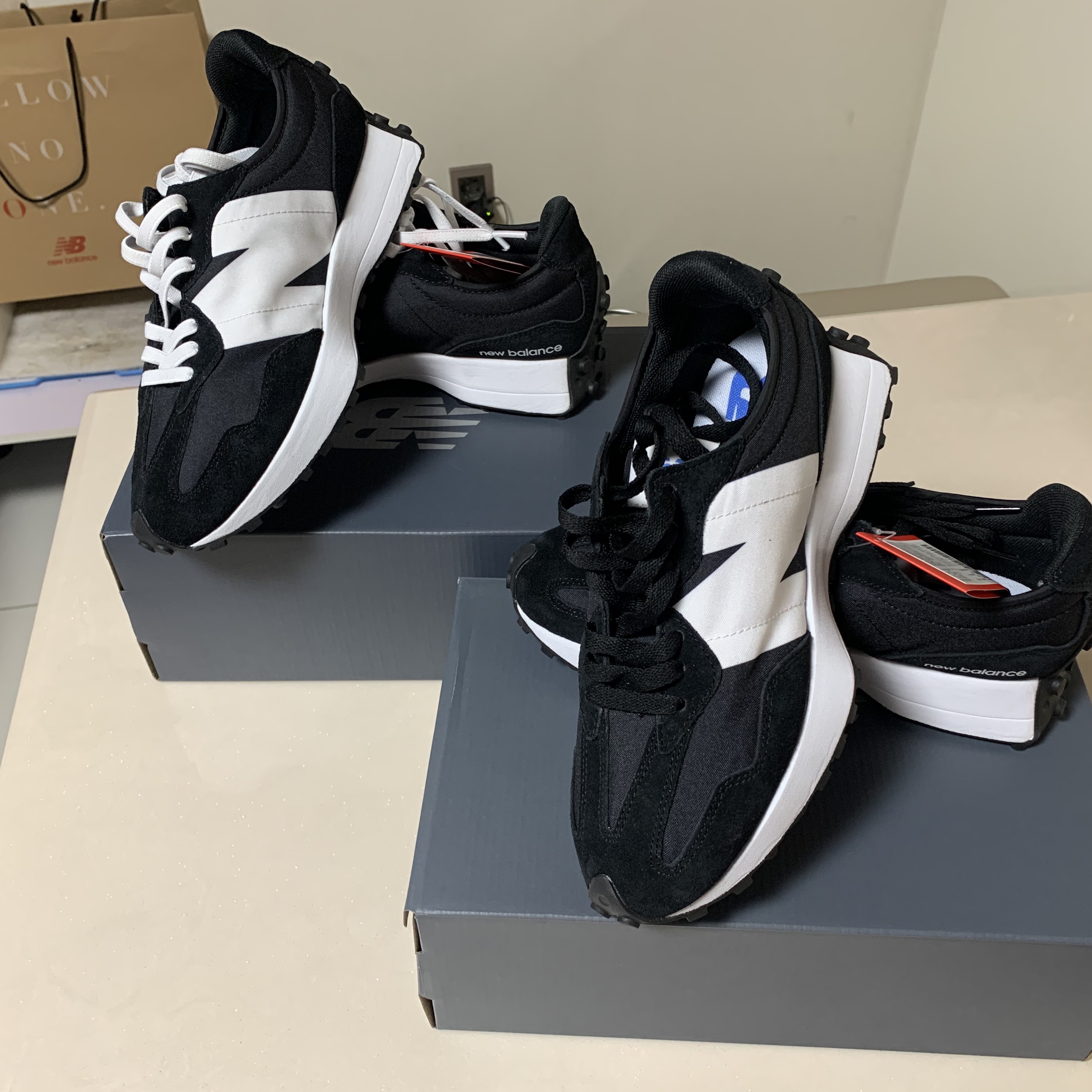 New Balance 327 Black 착용 스타일 - 3