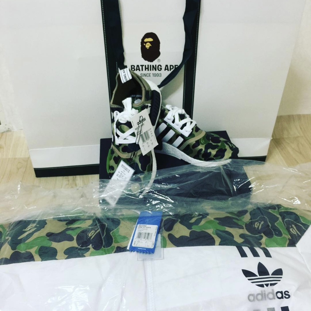 Adidas x BAPE NMD R1 Olive Camo 착용 스타일