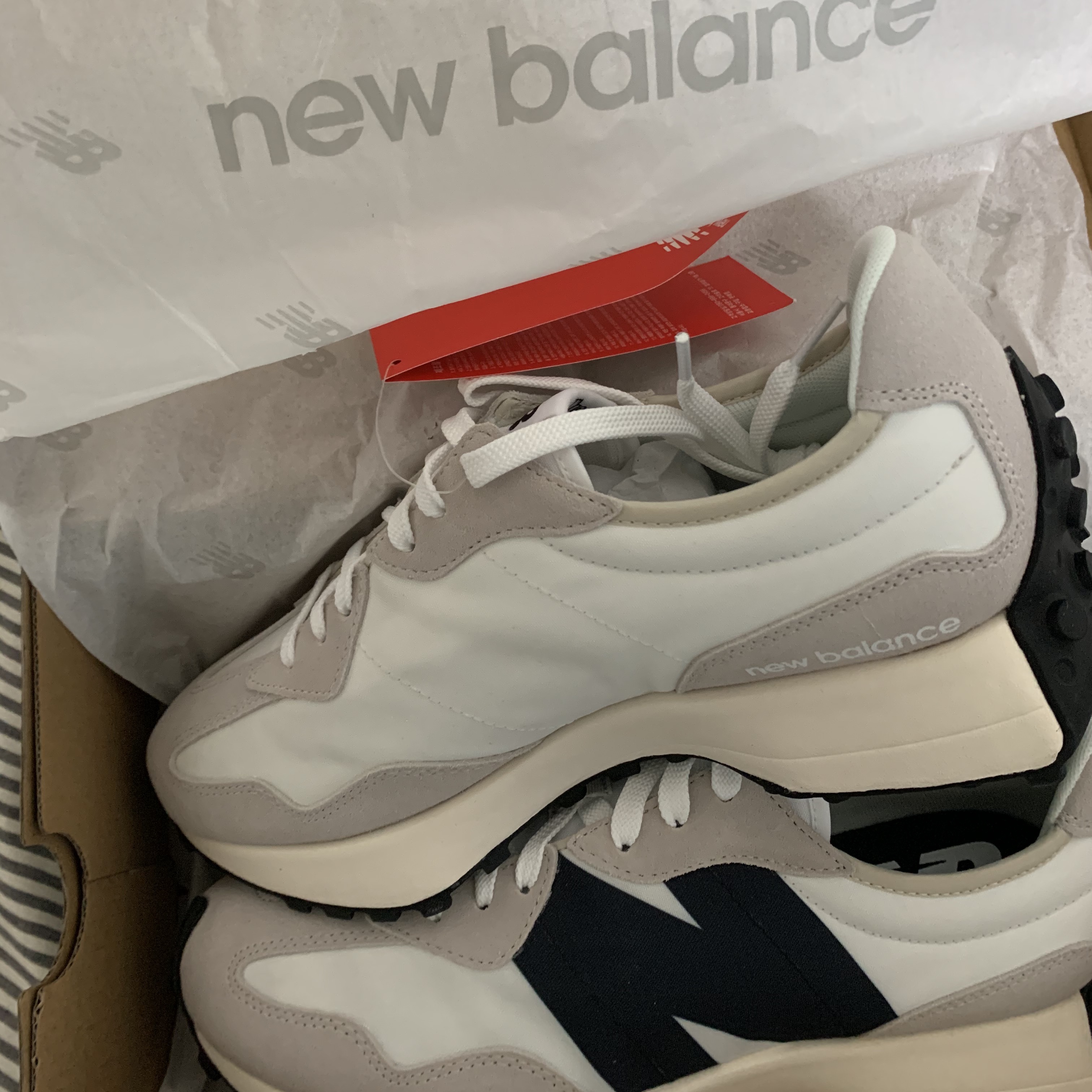 New Balance 327 White Black 착용 스타일