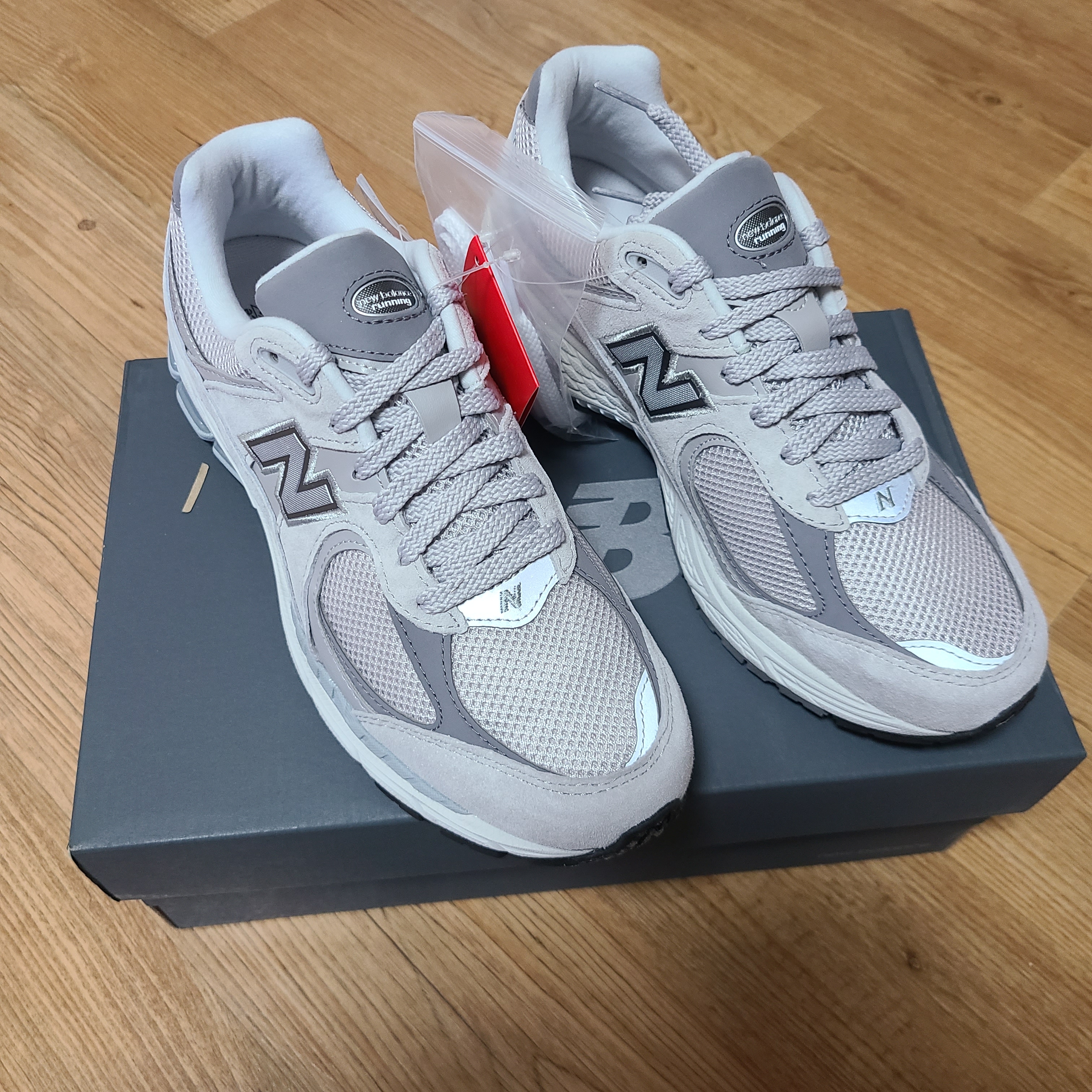 New Balance 2002R T2 Gray 착용 스타일