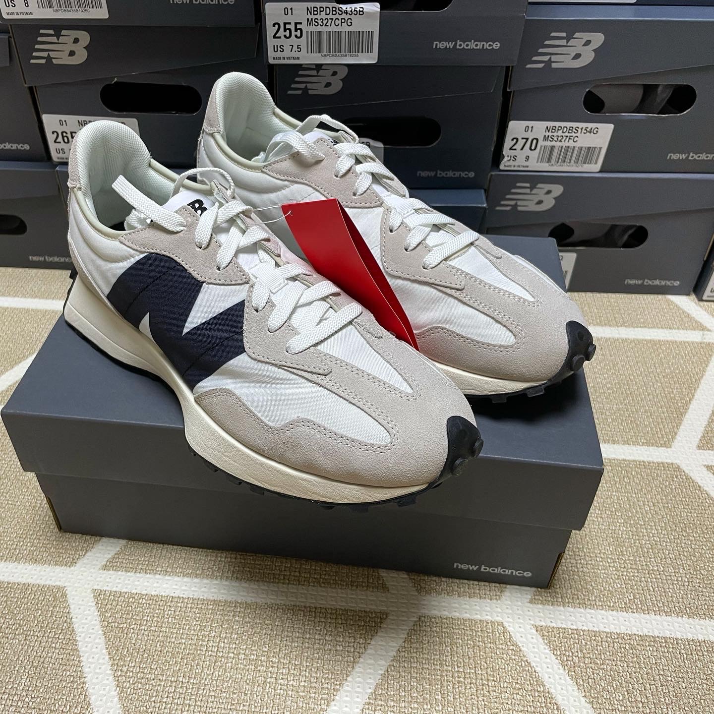 New Balance 327 White Black 착용 스타일