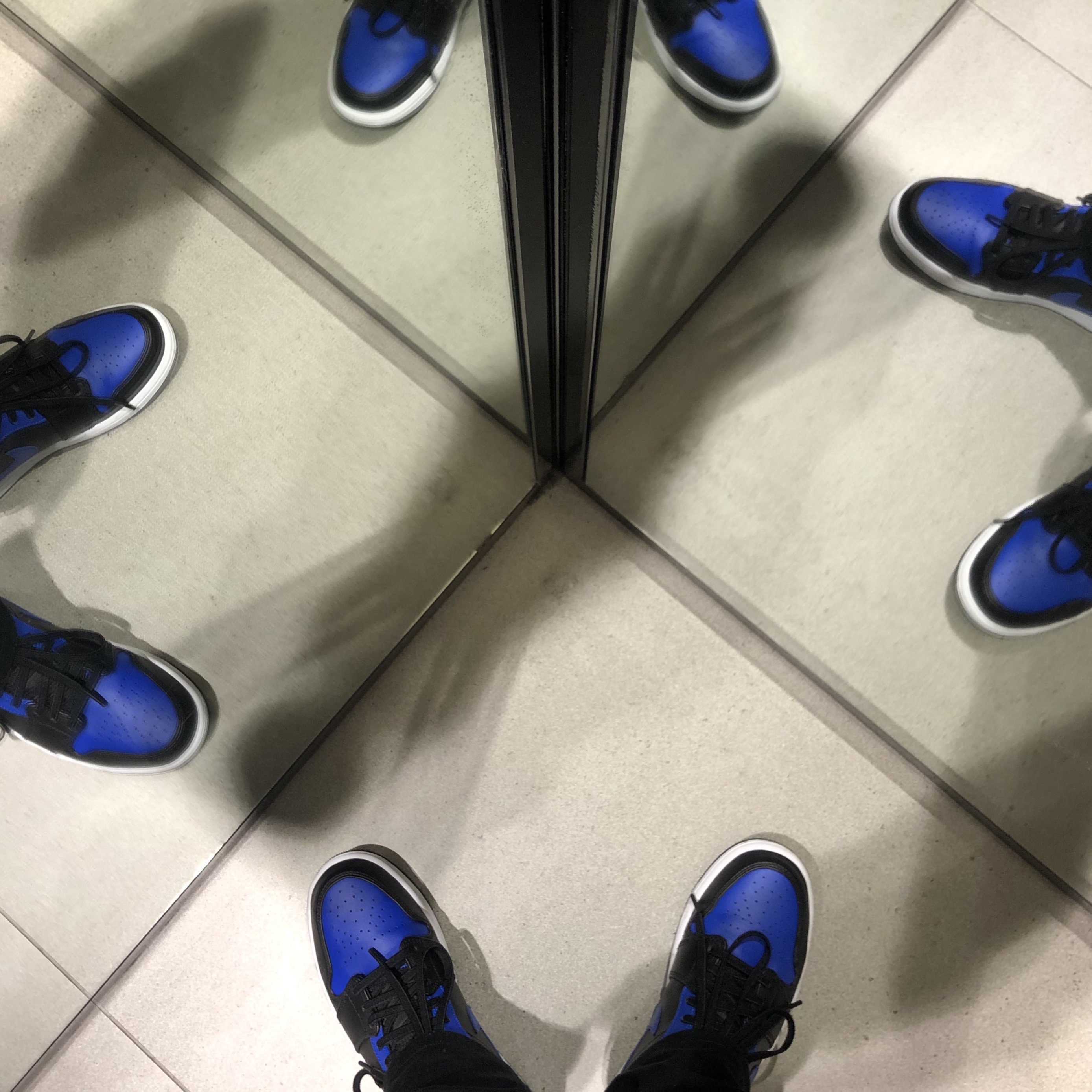 Jordan 1 Mid Black Hyper Royal 착용 스타일 - 2