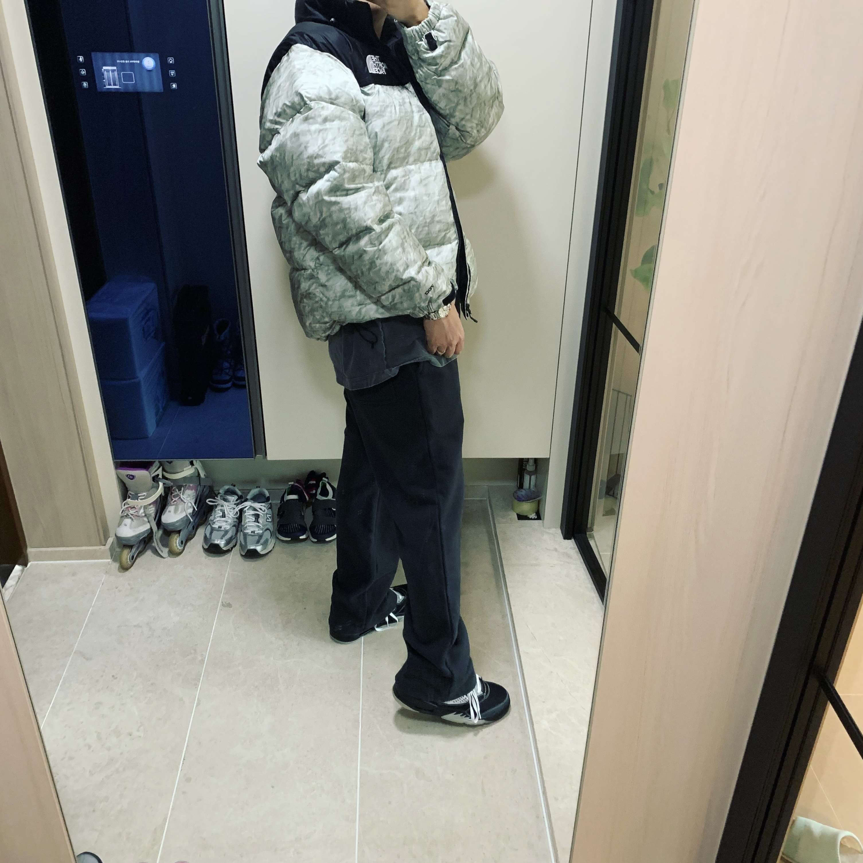Supreme x The North Face Paper Print Nuptse Jacket - 19FW, Jordan 5 Retro Anthracite 착용 스타일 - 1