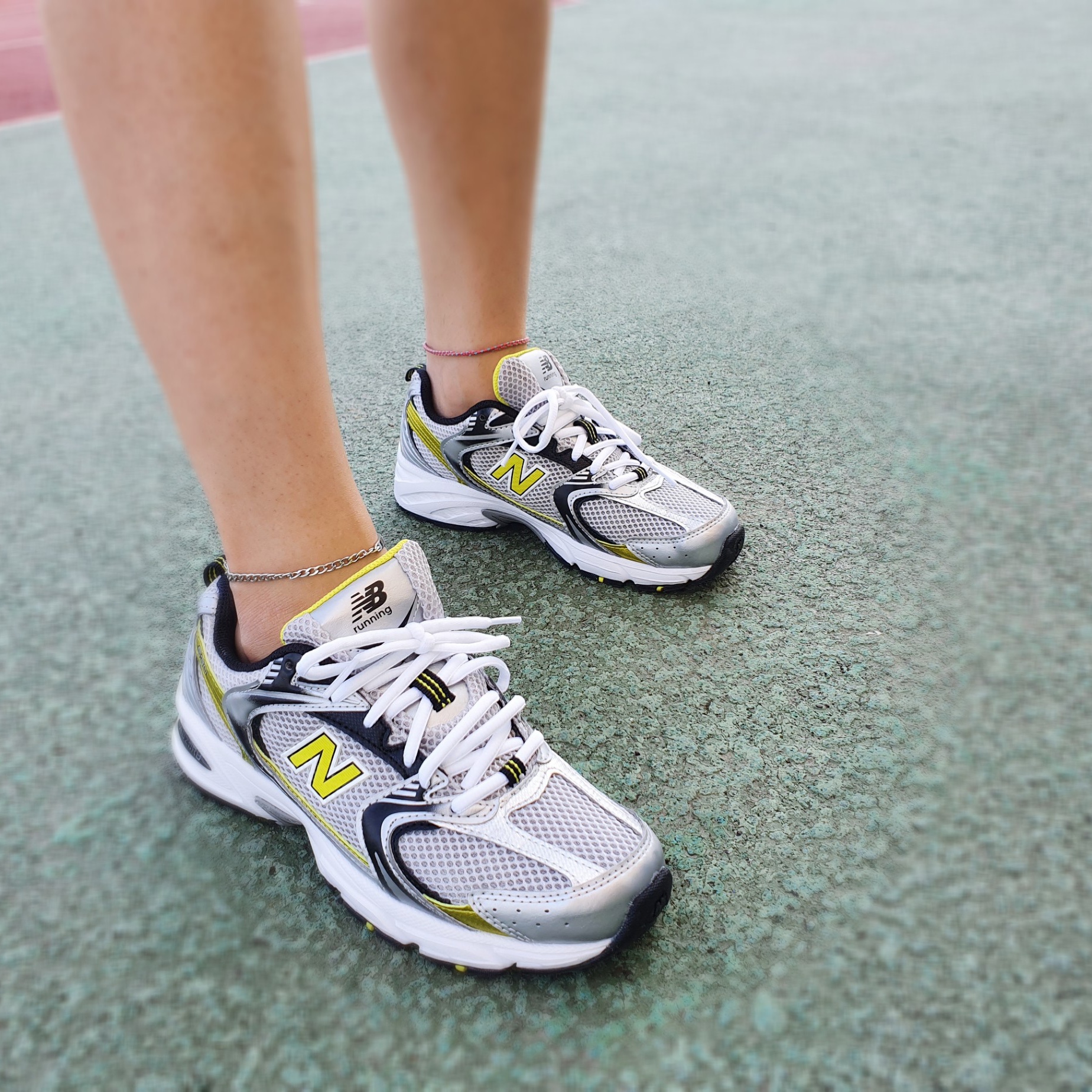 New Balance 530 Silver 착용 스타일 - 3