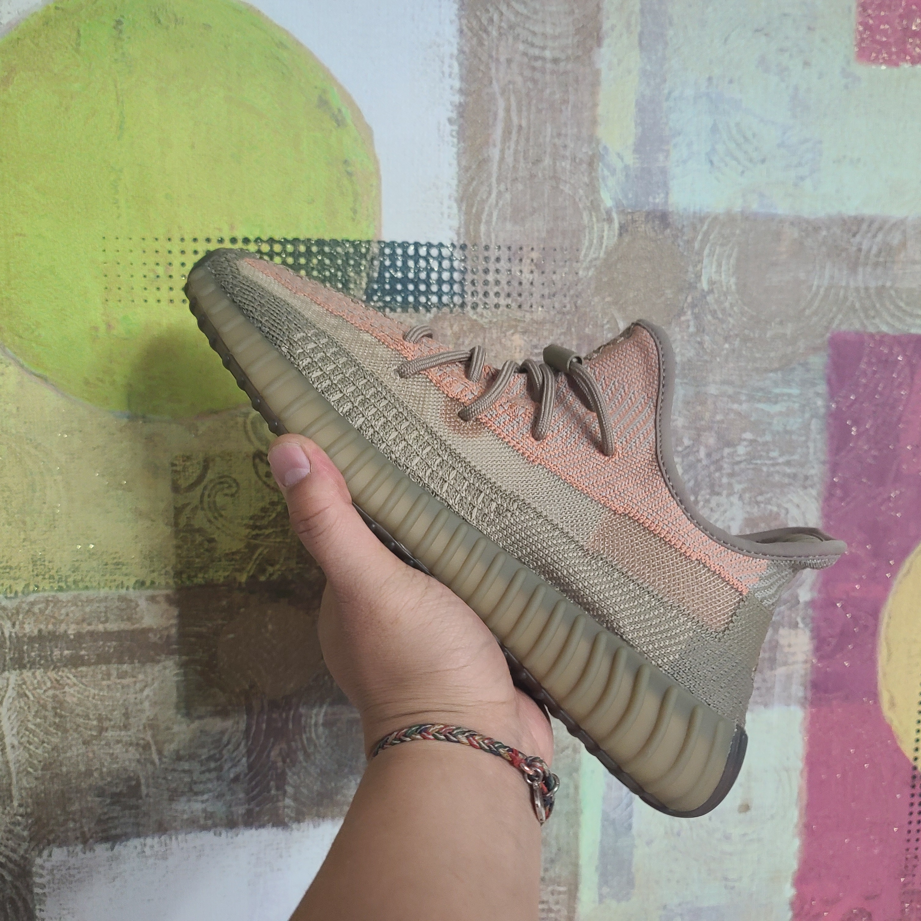 Adidas Yeezy Boost 350 V2 Sand Taupe 착용 스타일 - 4