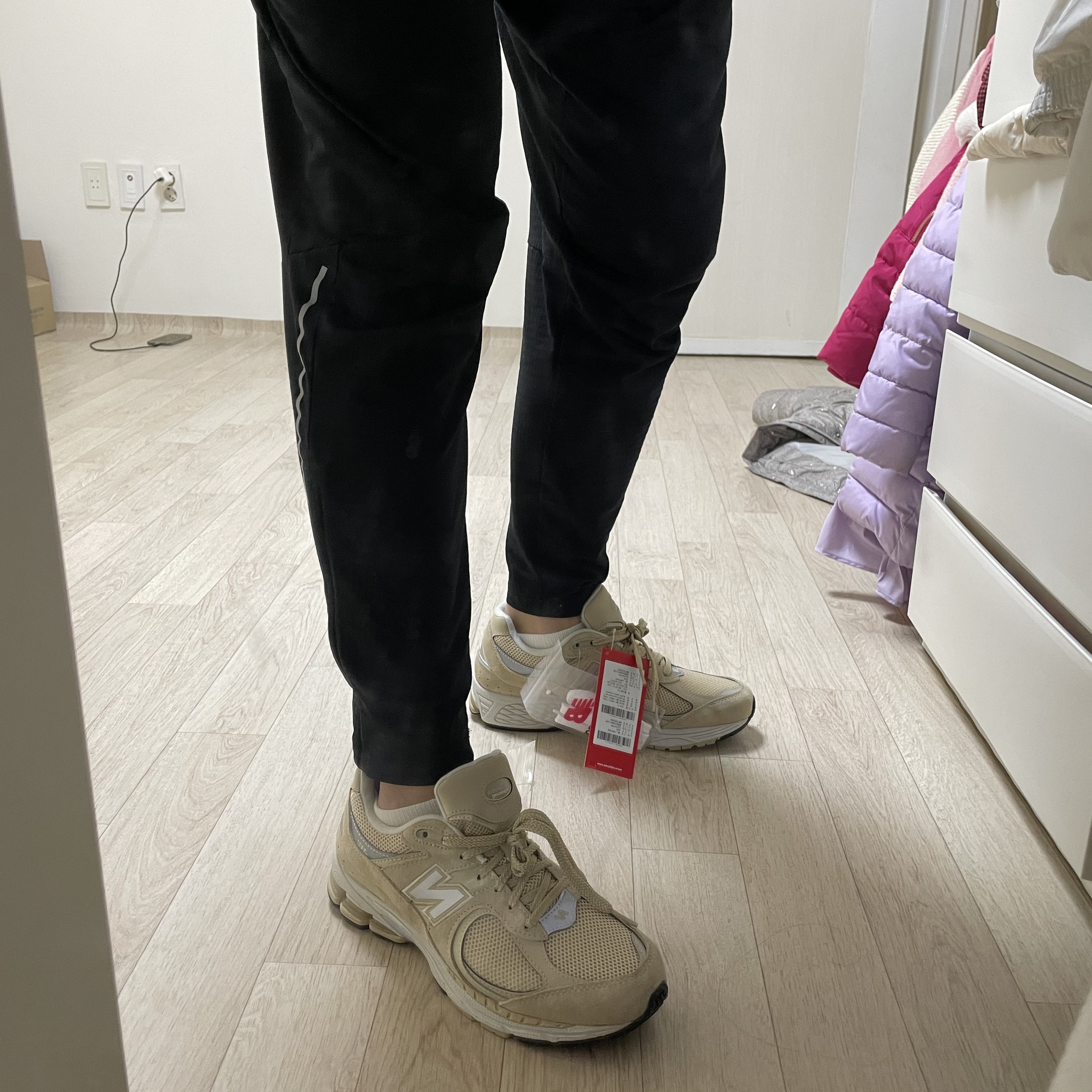 New Balance 2002R T2 Beige 착용 스타일 - 4