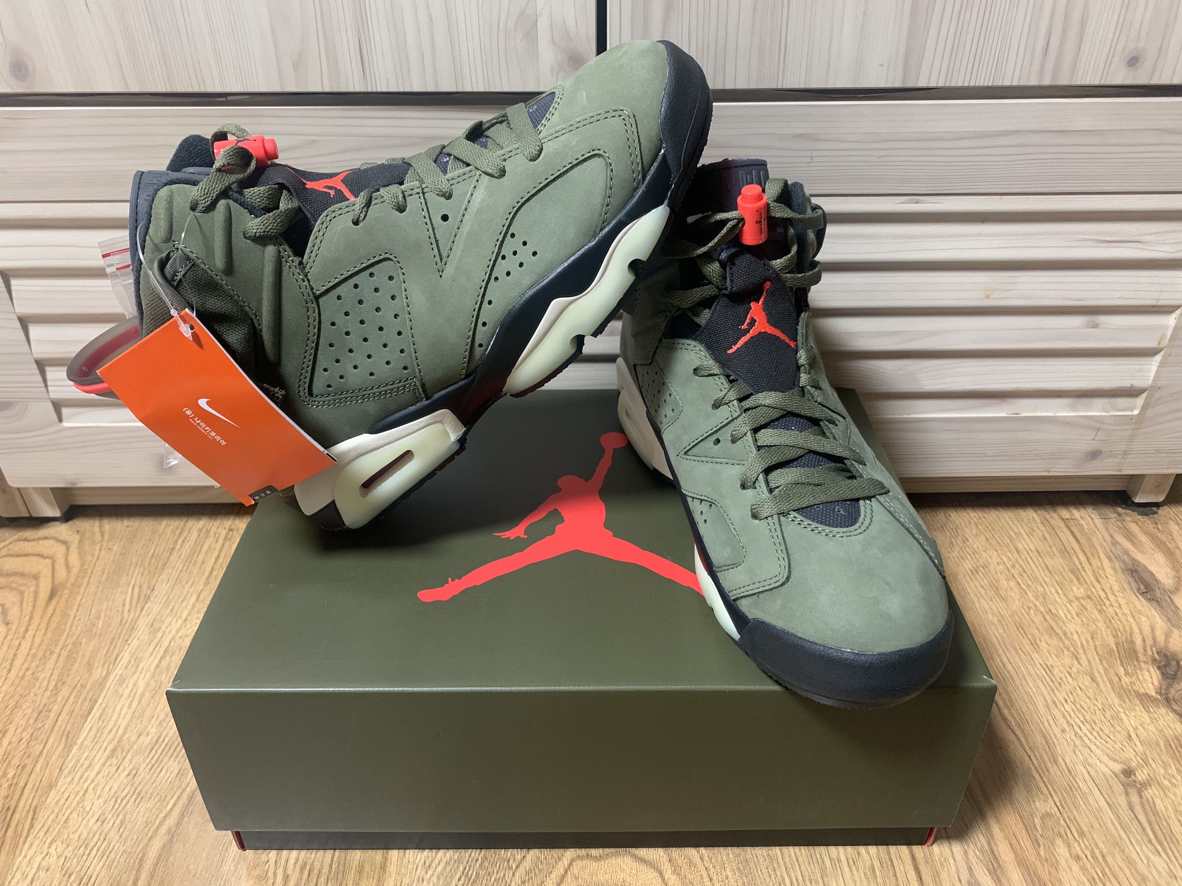 Jordan 6 x Travis Scott Retro Olive 착용 스타일