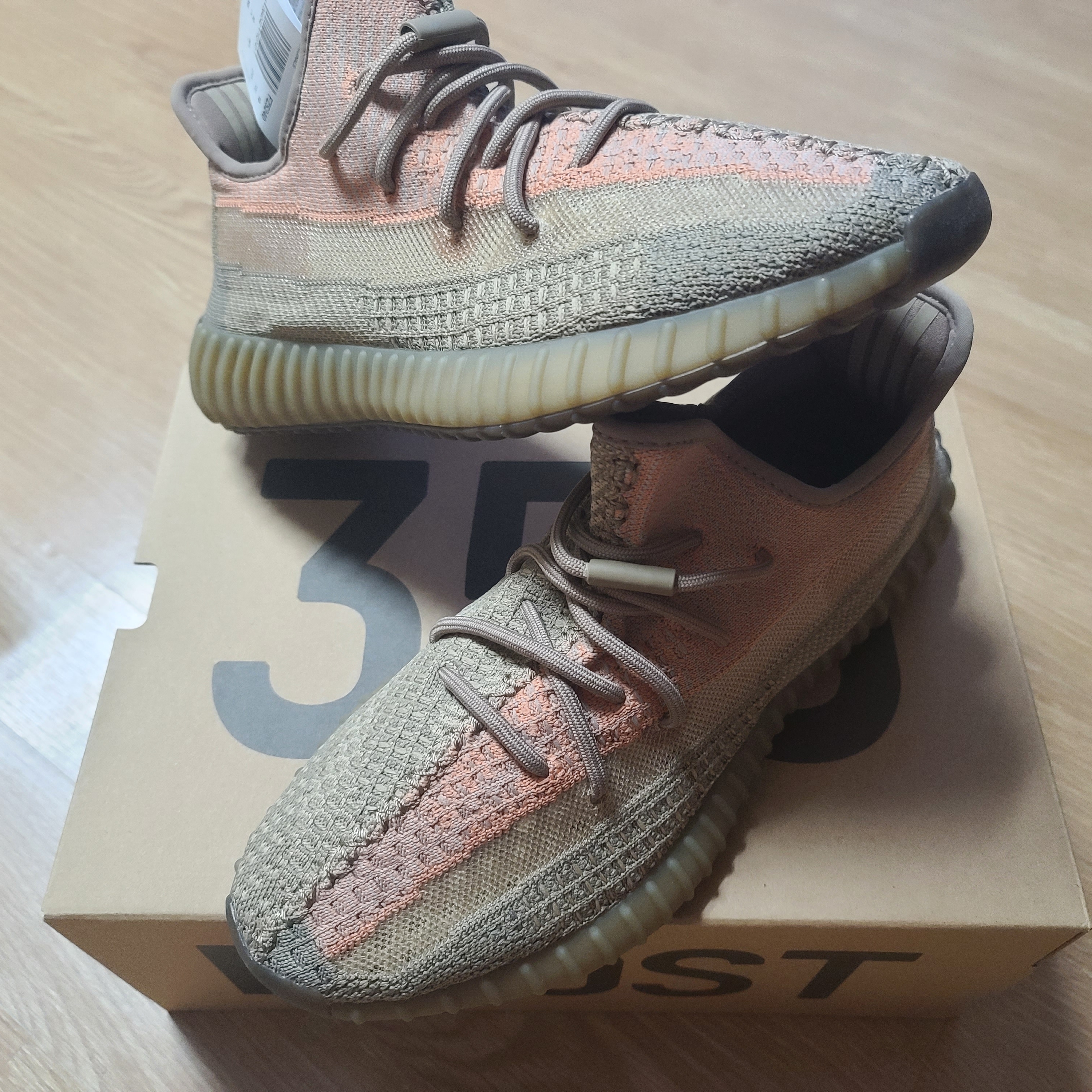 Adidas Yeezy Boost 350 V2 Sand Taupe 착용 스타일 - 2