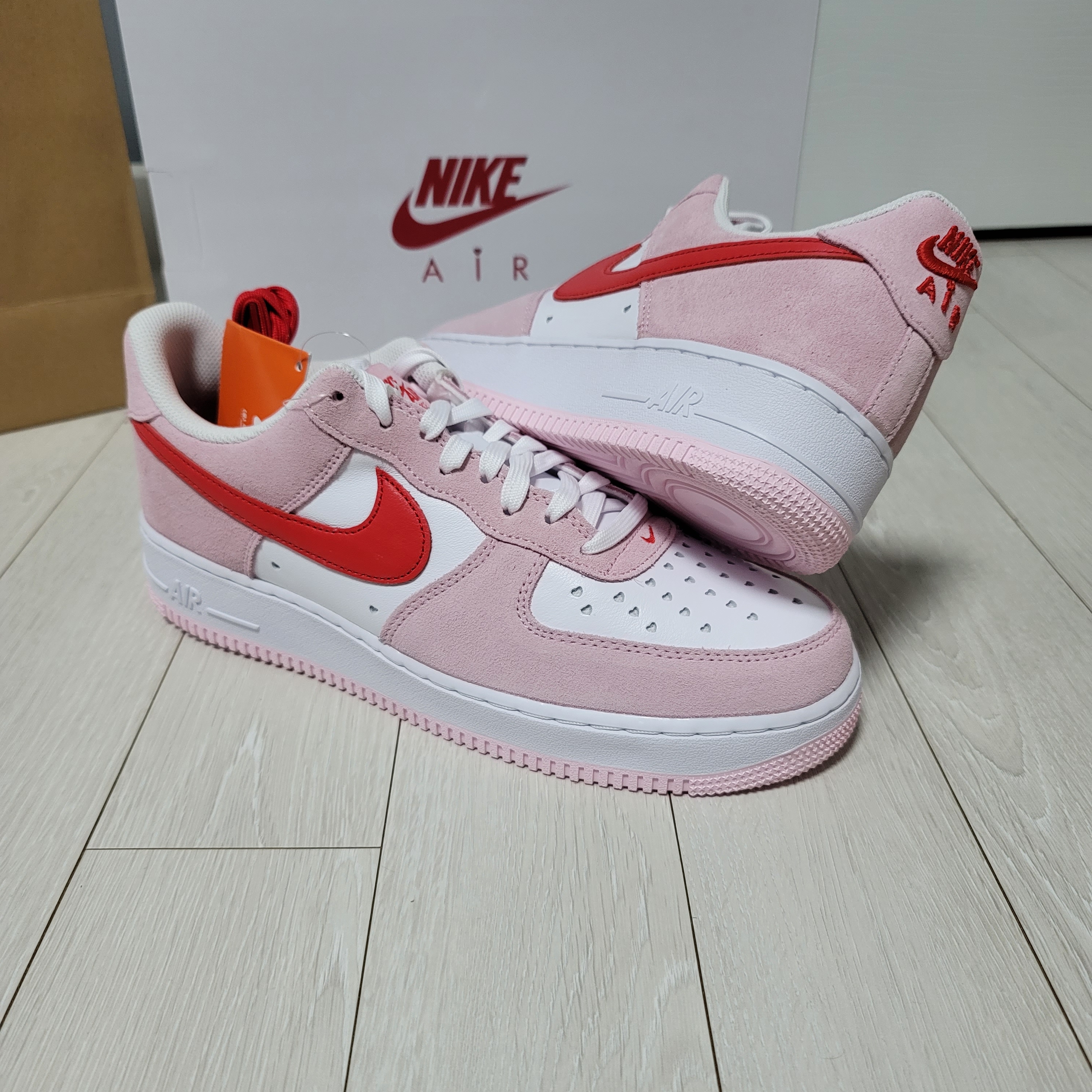 Nike Air Force 1 '07 QS Valentine's Day 착용 스타일