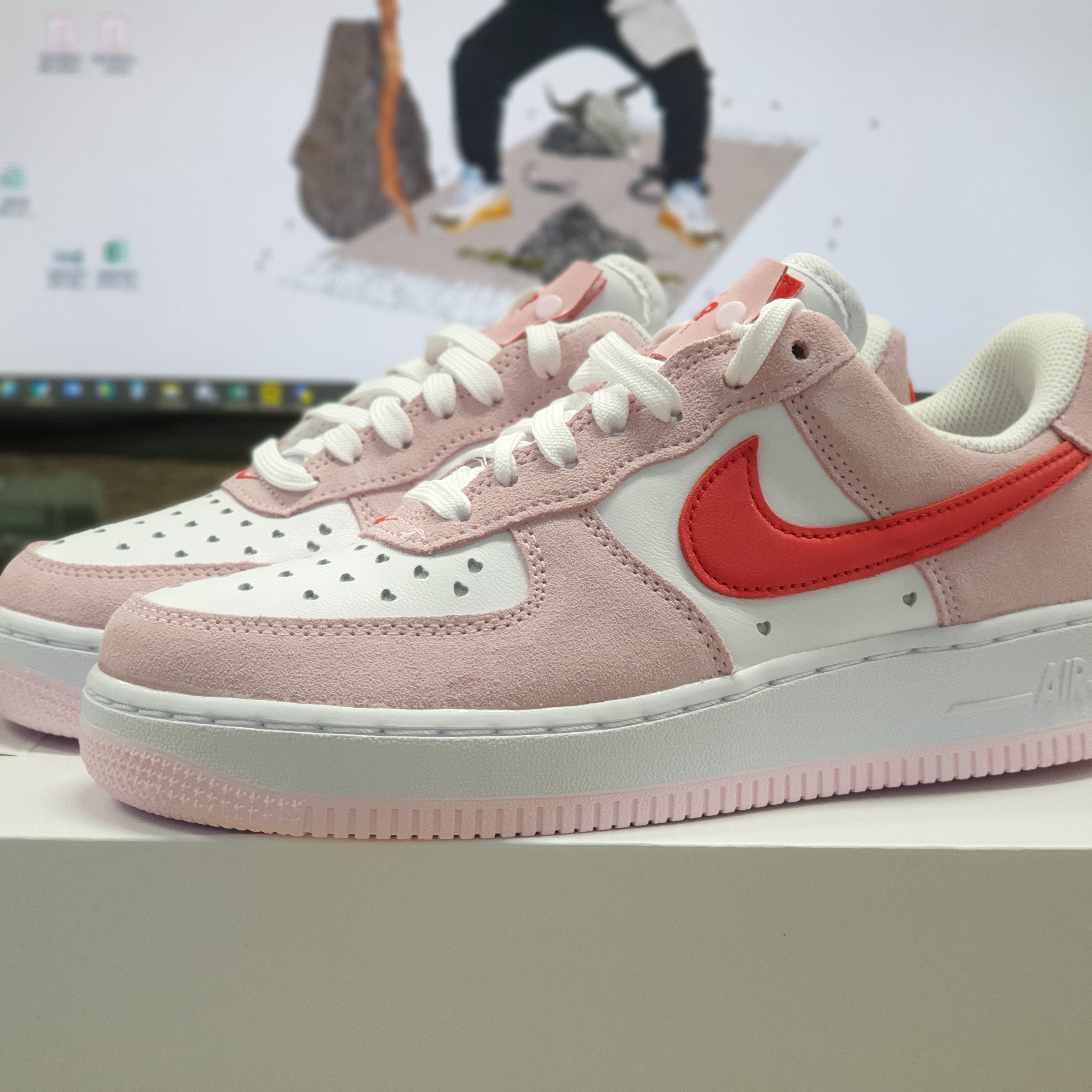 Nike Air Force 1 '07 QS Valentine's Day 착용 스타일