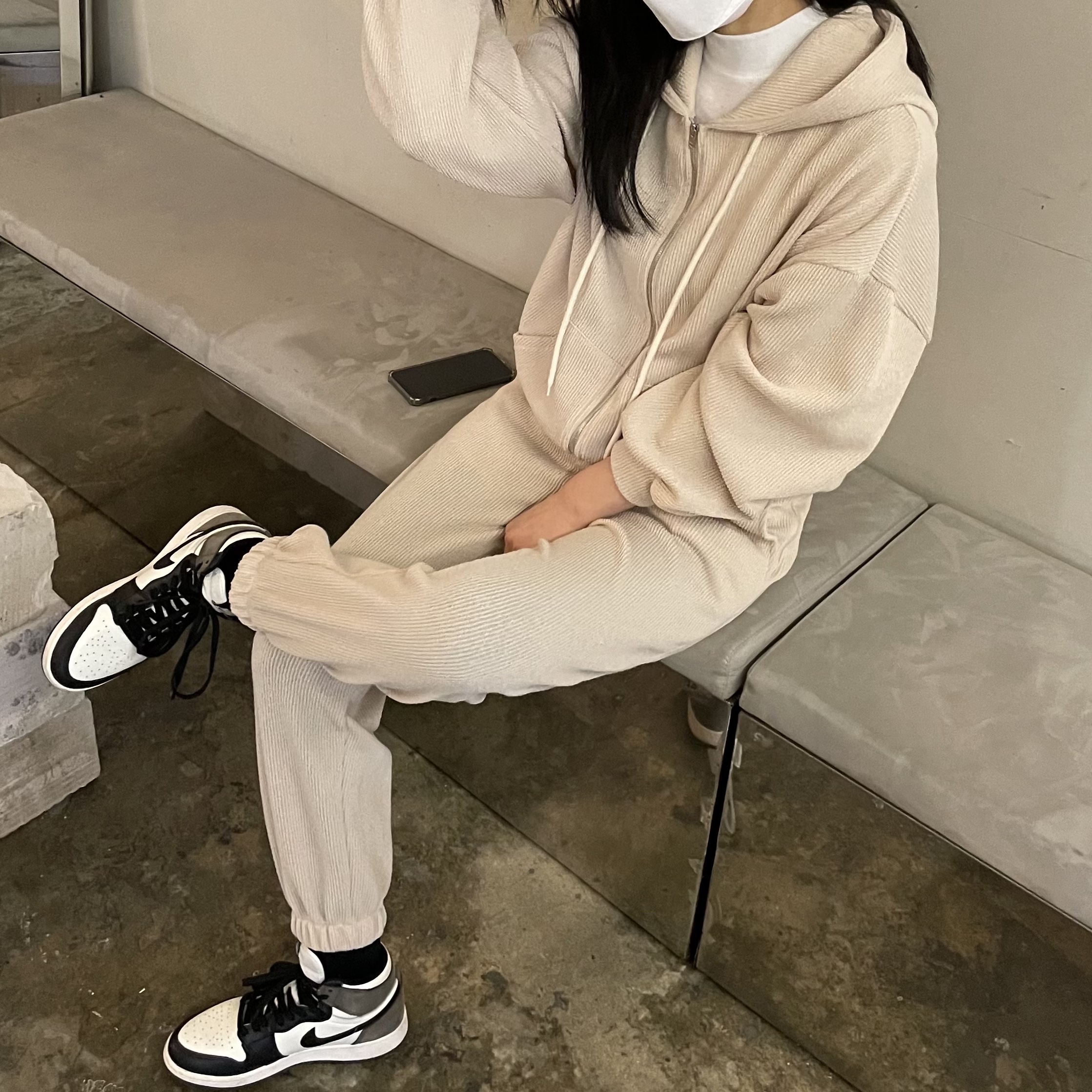 (GS) Jordan 1 Retro High OG Black Mocha 착용 스타일