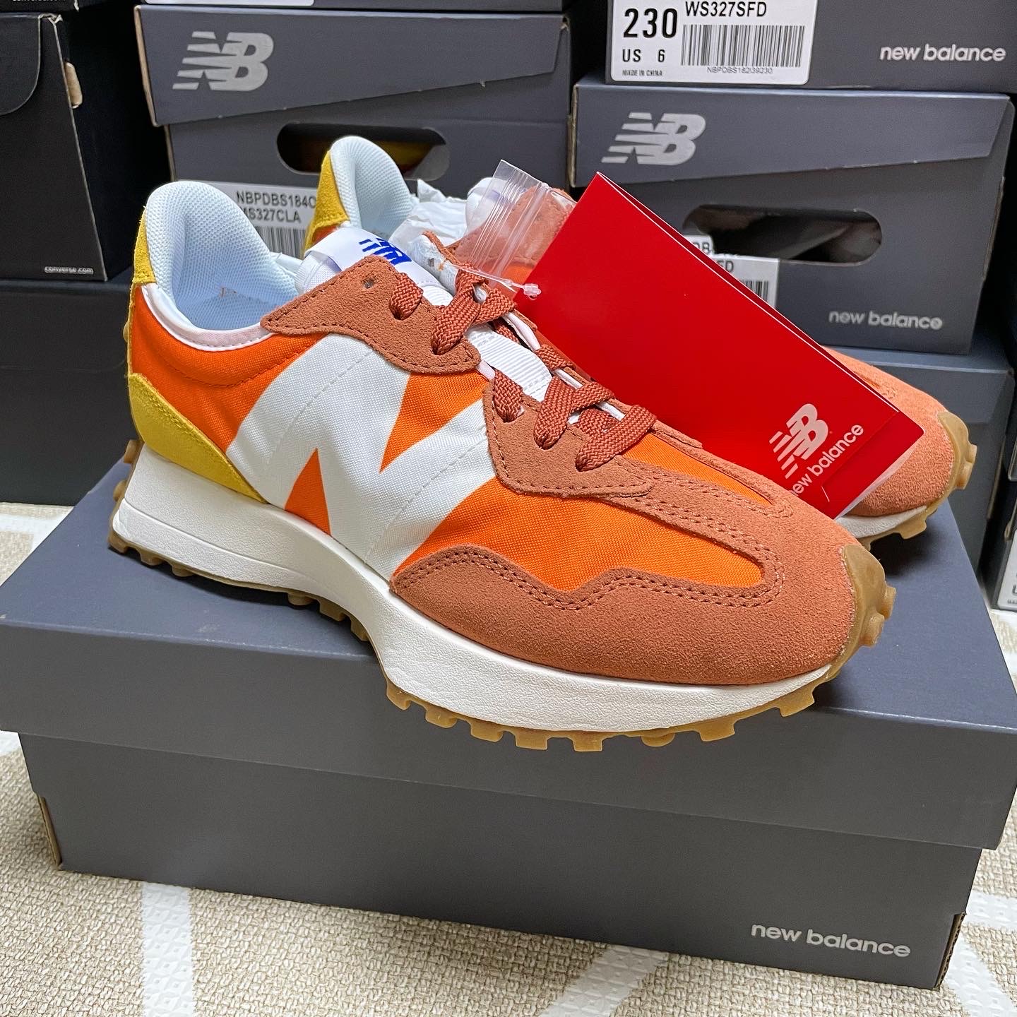 New Balance 327 Orange 착용 스타일
