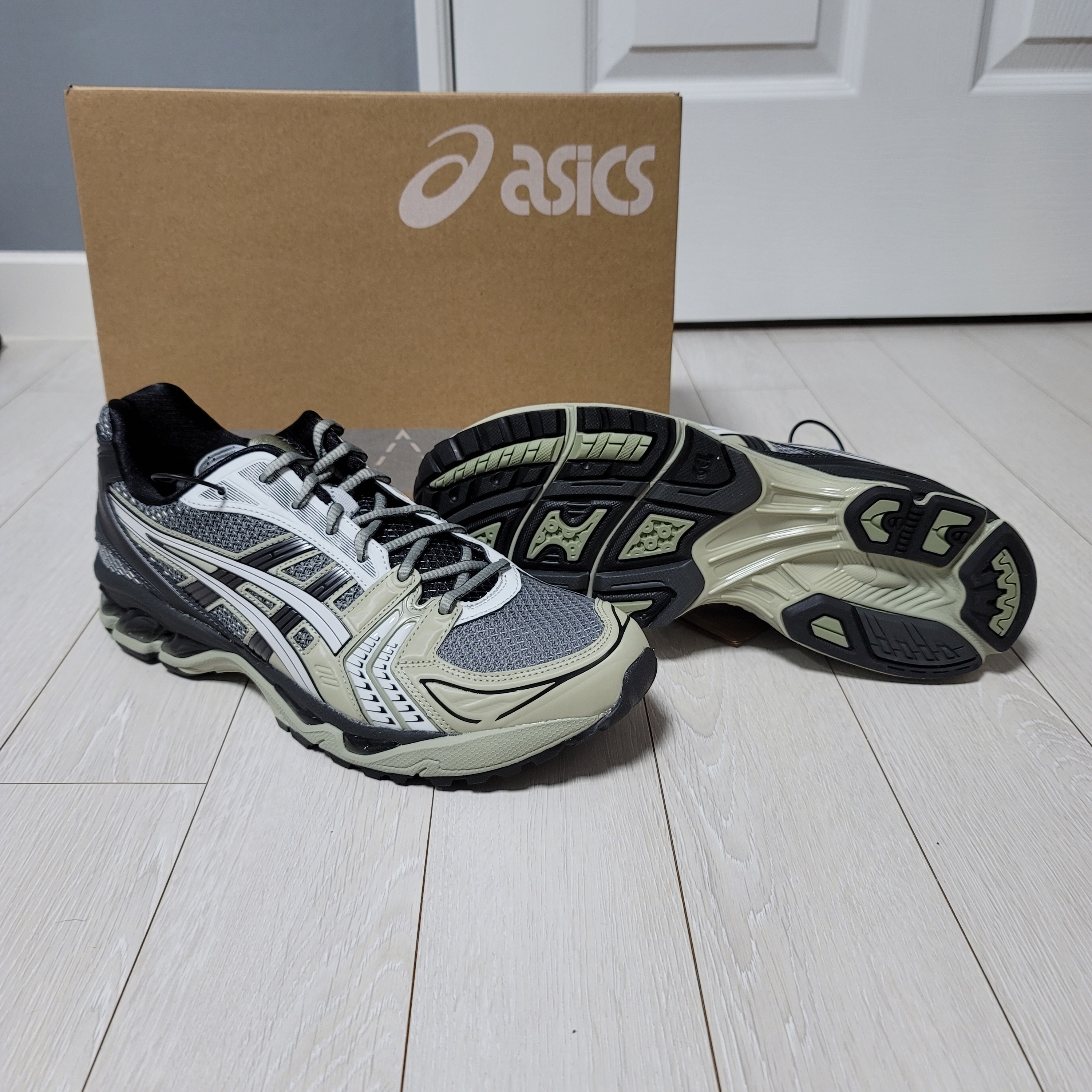 Asics UB1-S Gel-Kayano 14 Piedmont Grey 착용 스타일