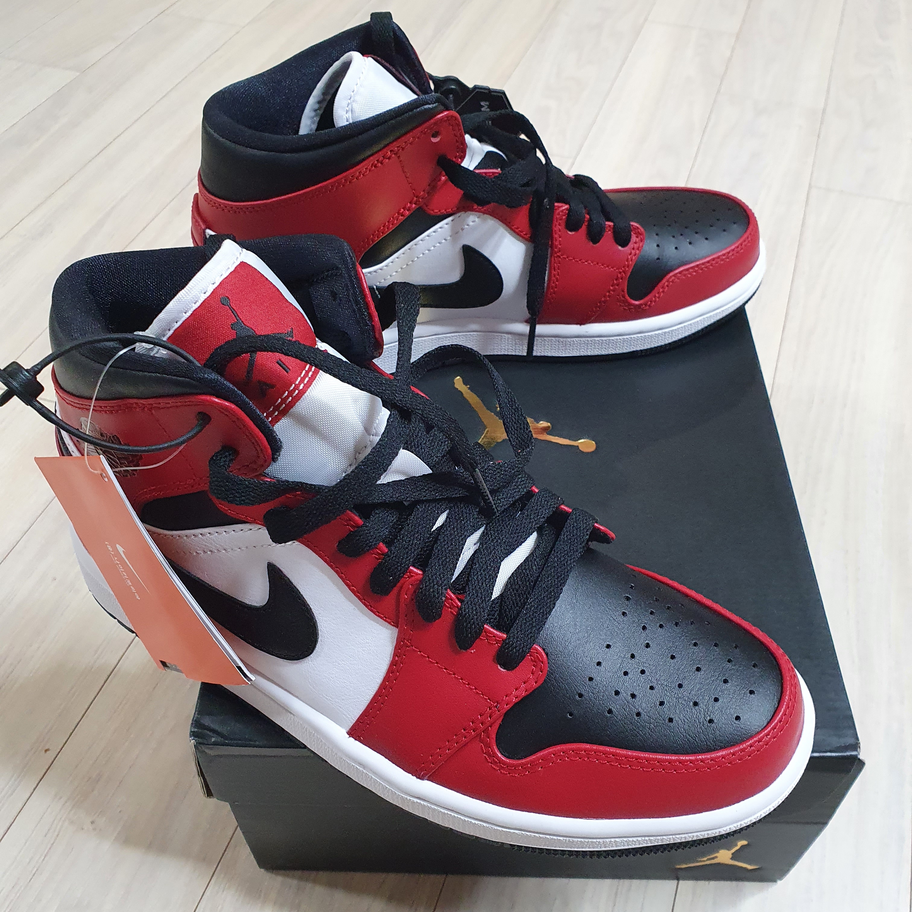 Jordan 1 Mid Chicago Black Toe 착용 스타일