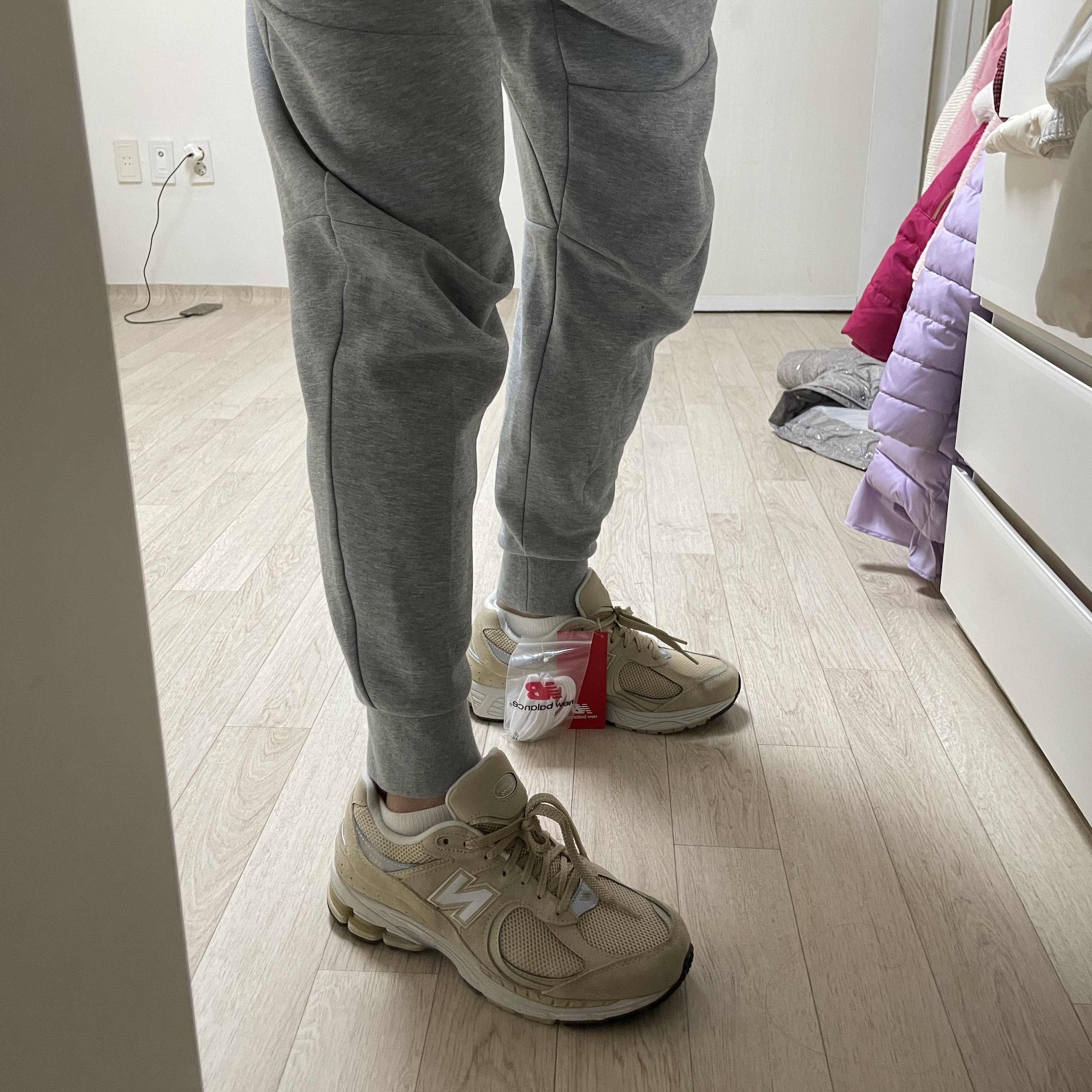 New Balance 2002R T2 Beige 착용 스타일 - 3