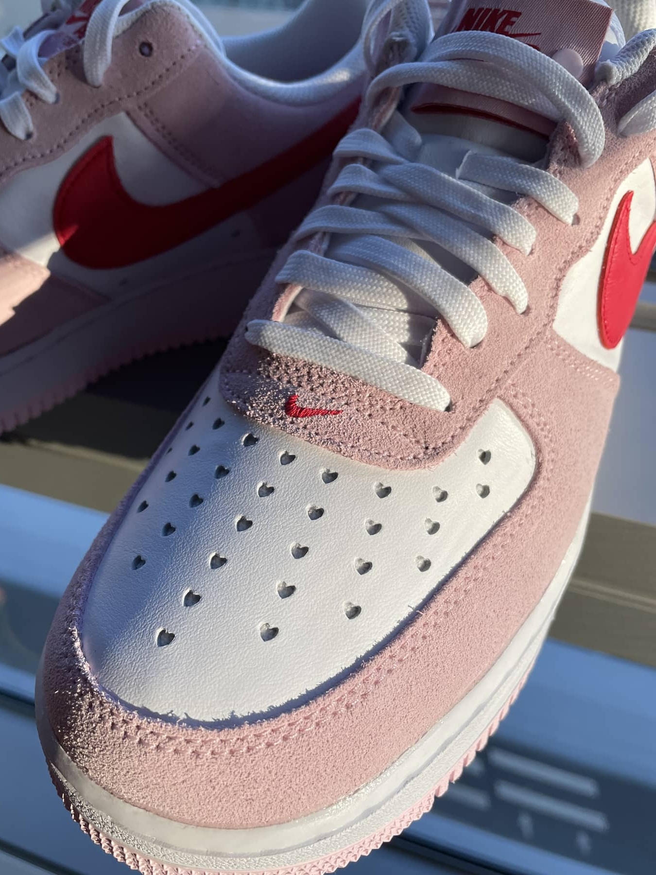 Nike Air Force 1 '07 QS Valentine's Day 착용 스타일 - 3