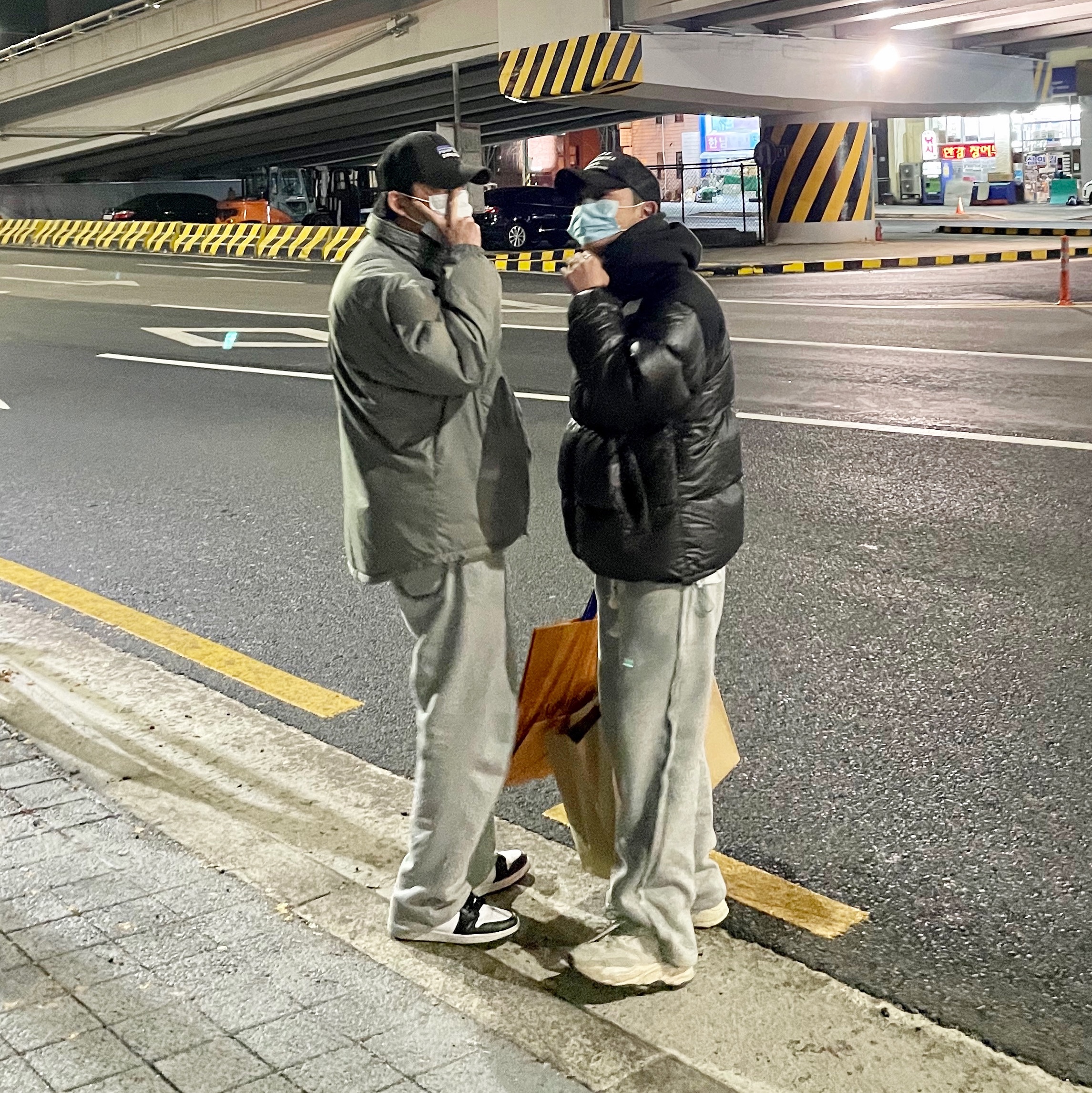 Jordan 1 Retro High OG Black White 2014, Adidas Yeezy Boost 700 Analog 2019 착용 스타일