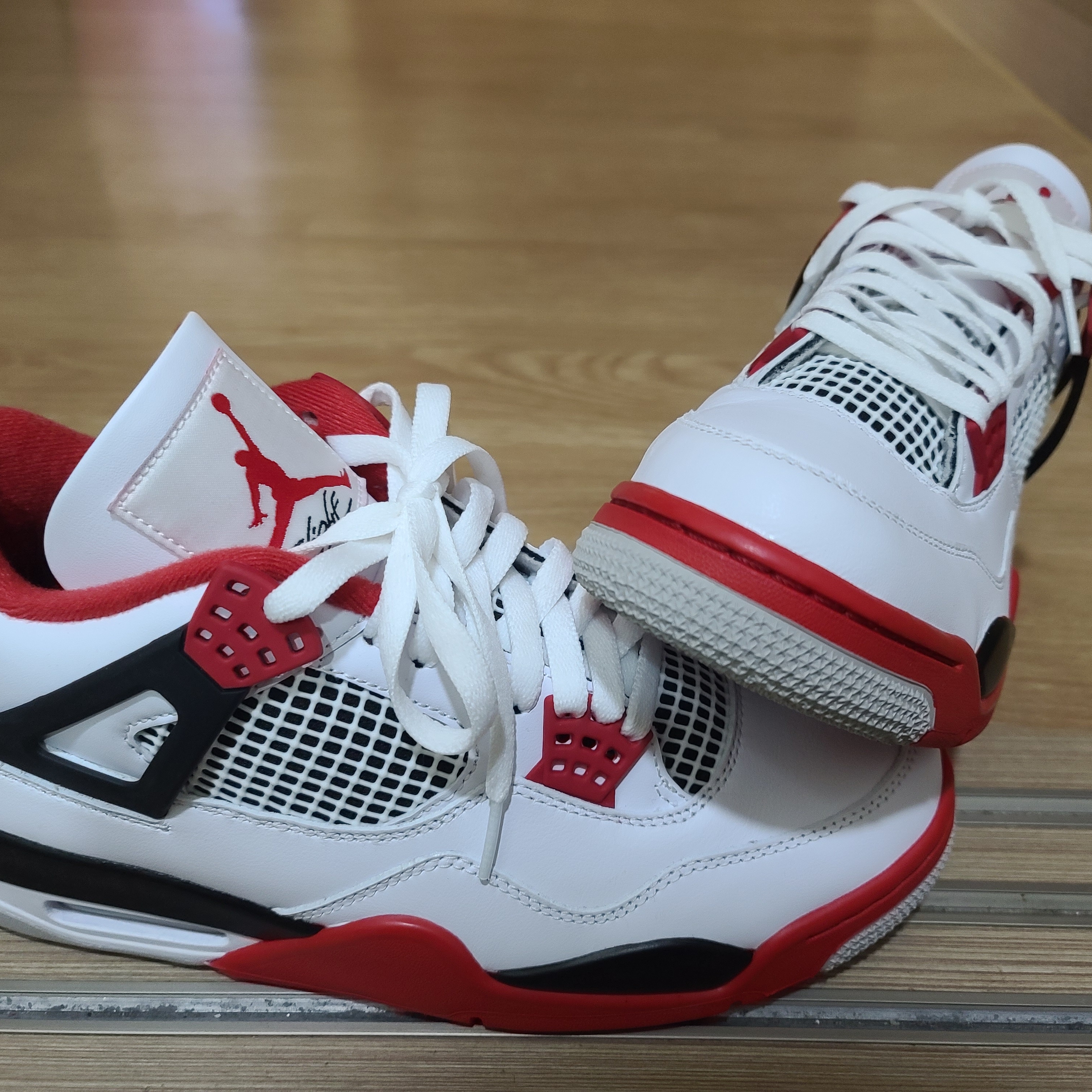 Jordan 4 Retro OG Fire Red 2020 착용 스타일 - 4