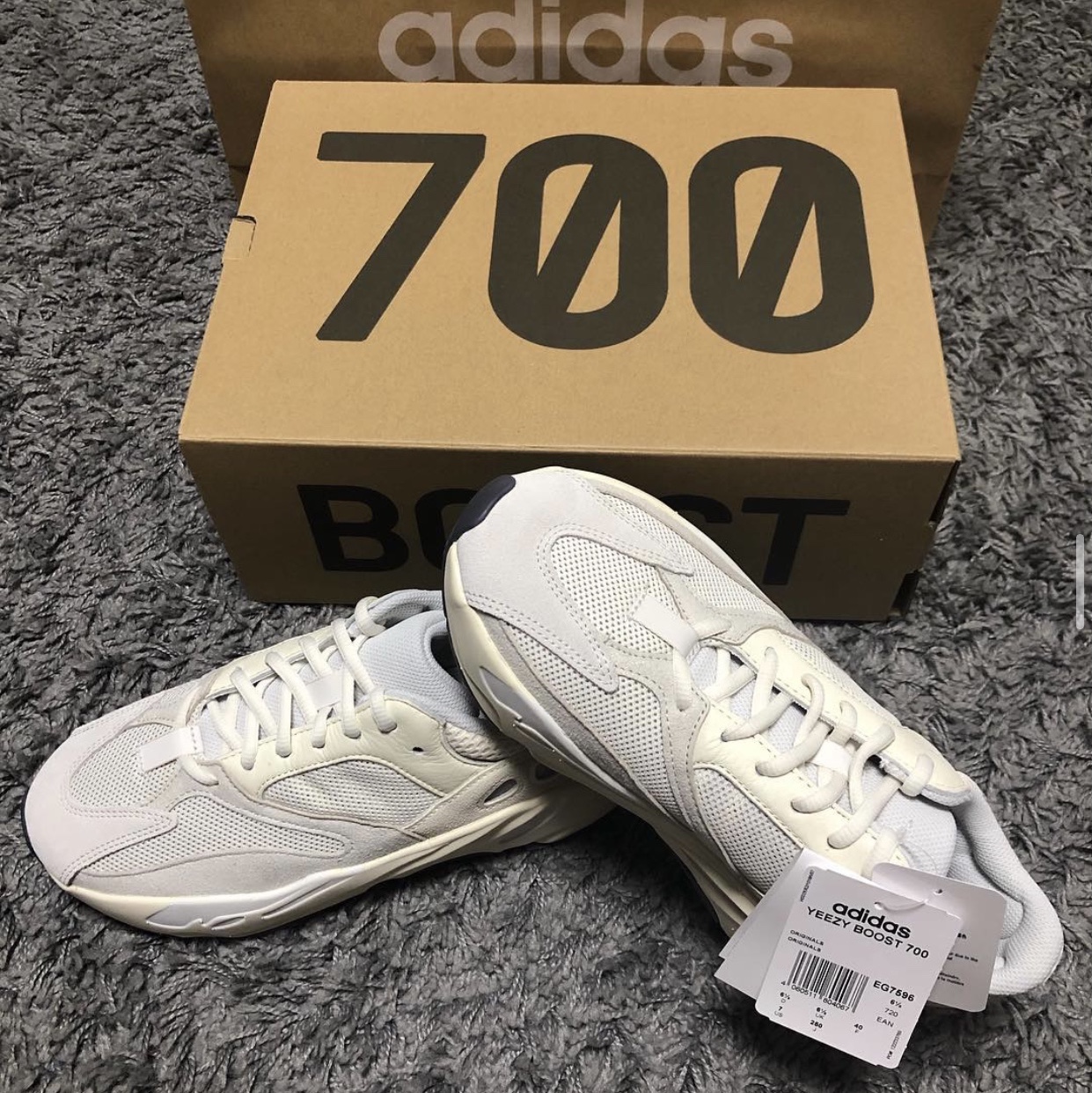 Adidas Yeezy Boost 700 Analog 2019 착용 스타일