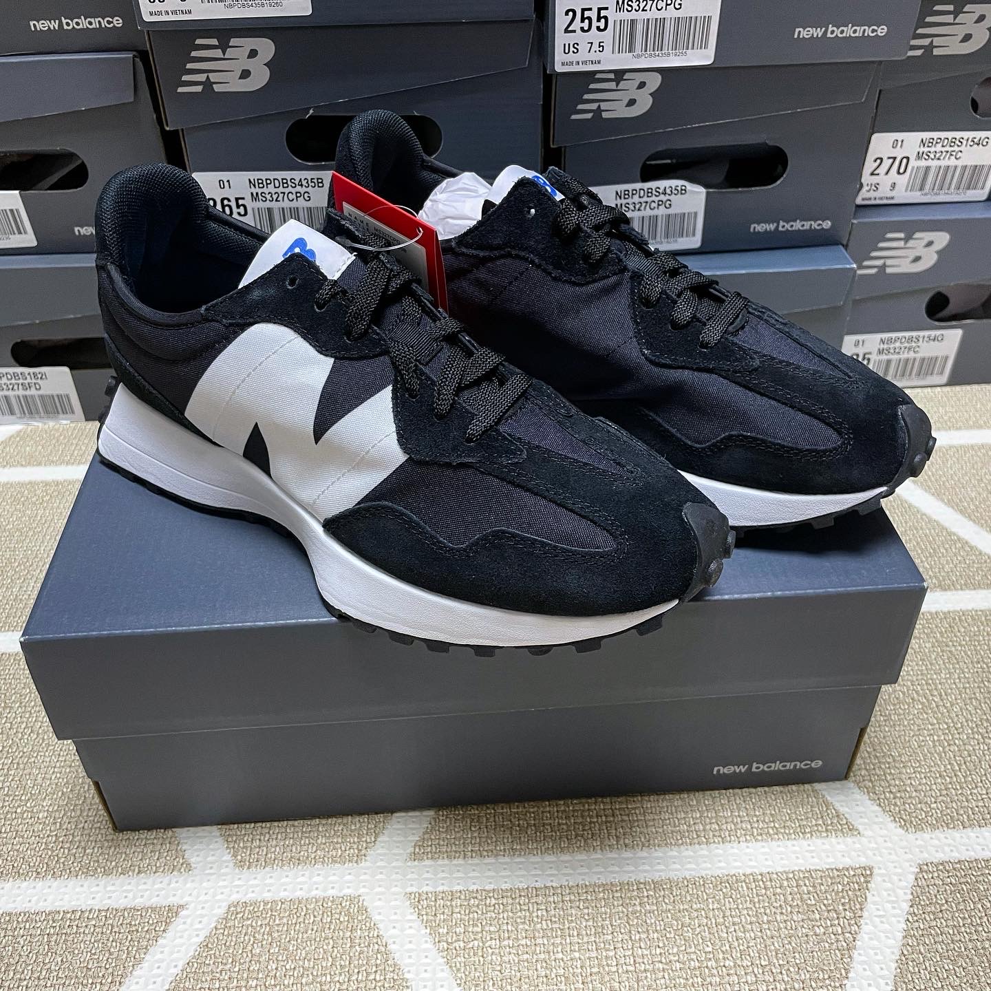 New Balance 327 Black 착용 스타일