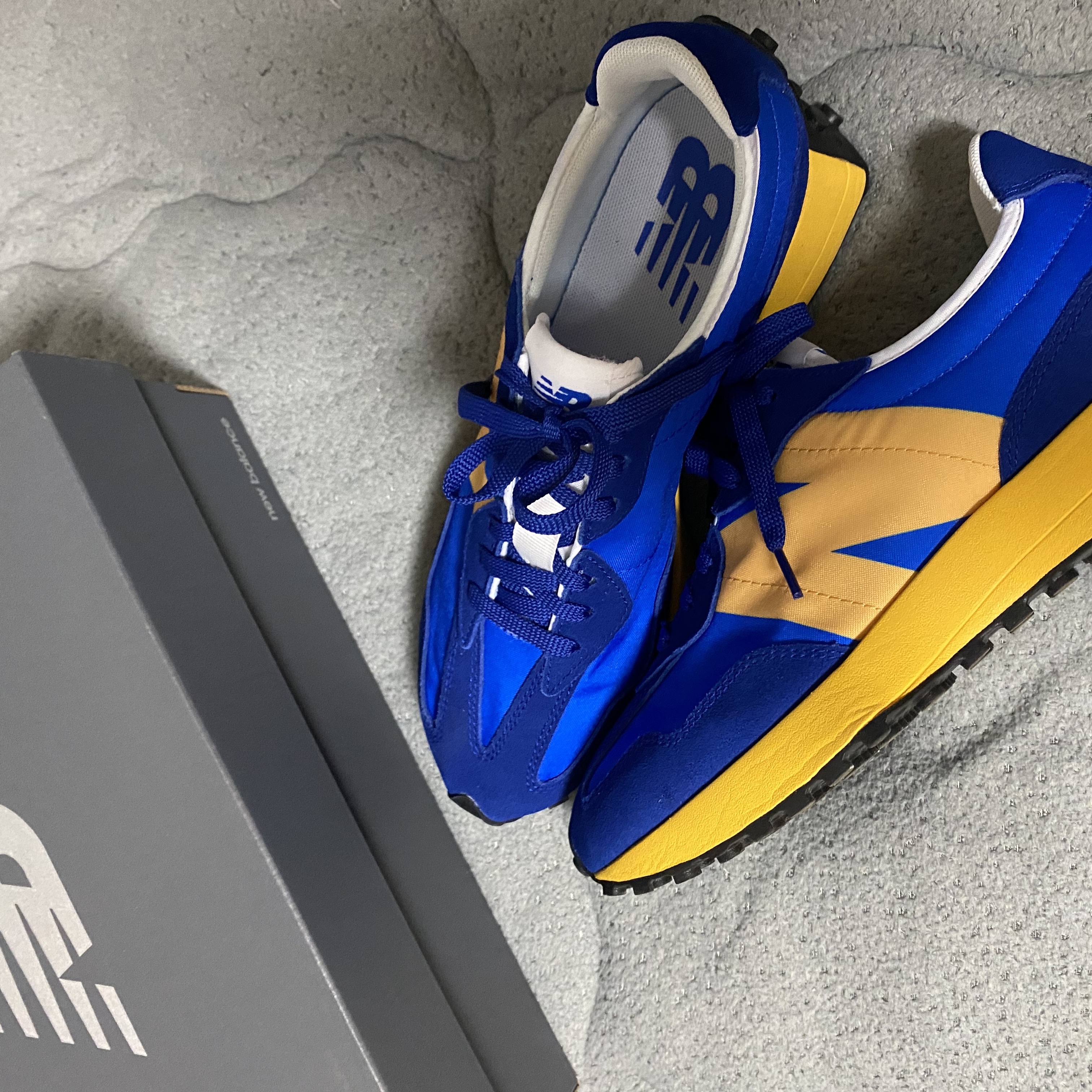 New Balance 327 Blue 착용 스타일