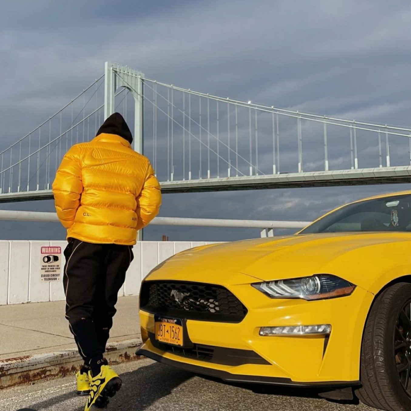 Nike x Drake Nocta Puffer Jacket University Gold - Asia, Nike x Drake Nocta Essential Hoodie Black - Asia 착용 스타일 - 3