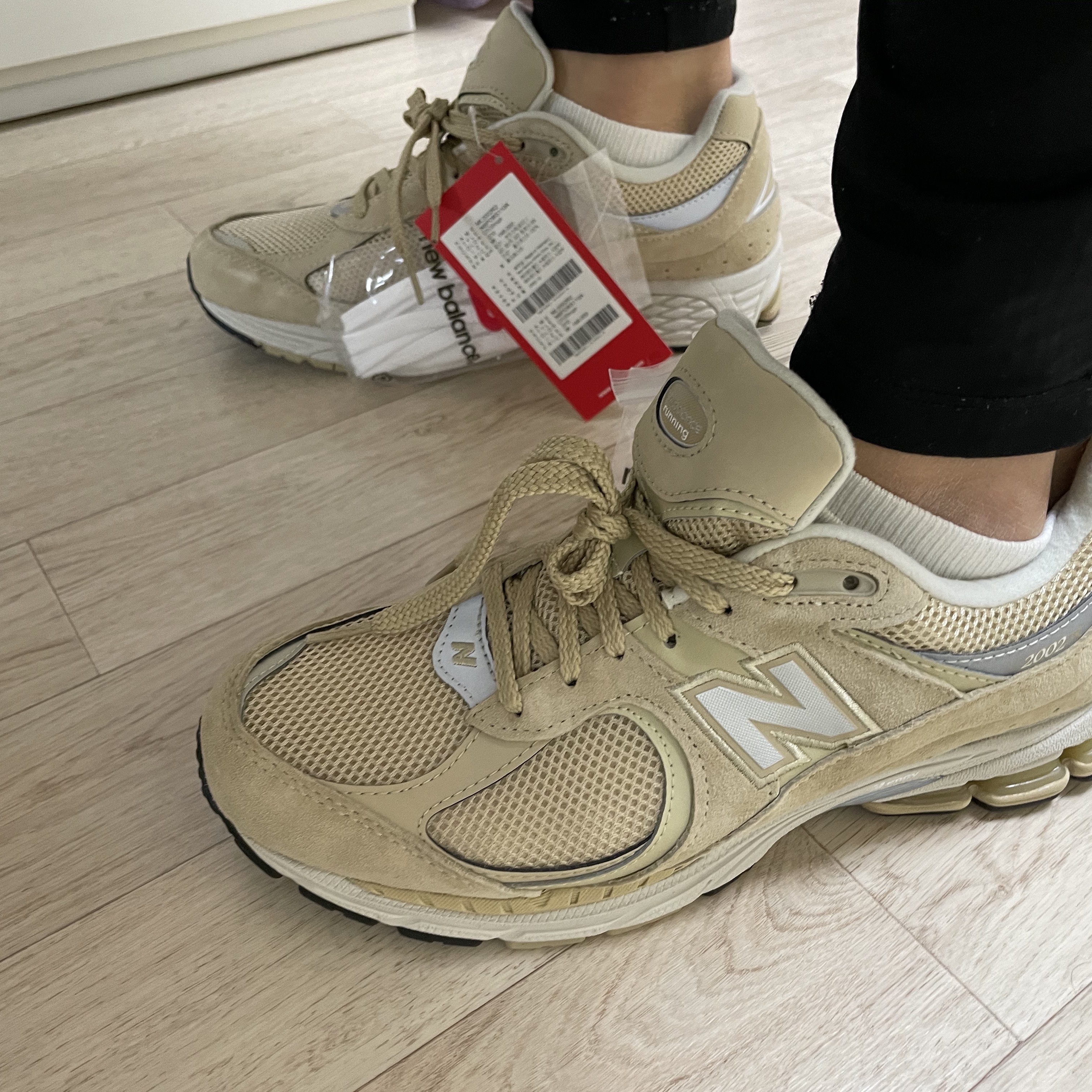 New Balance 2002R T2 Beige 착용 스타일 - 5