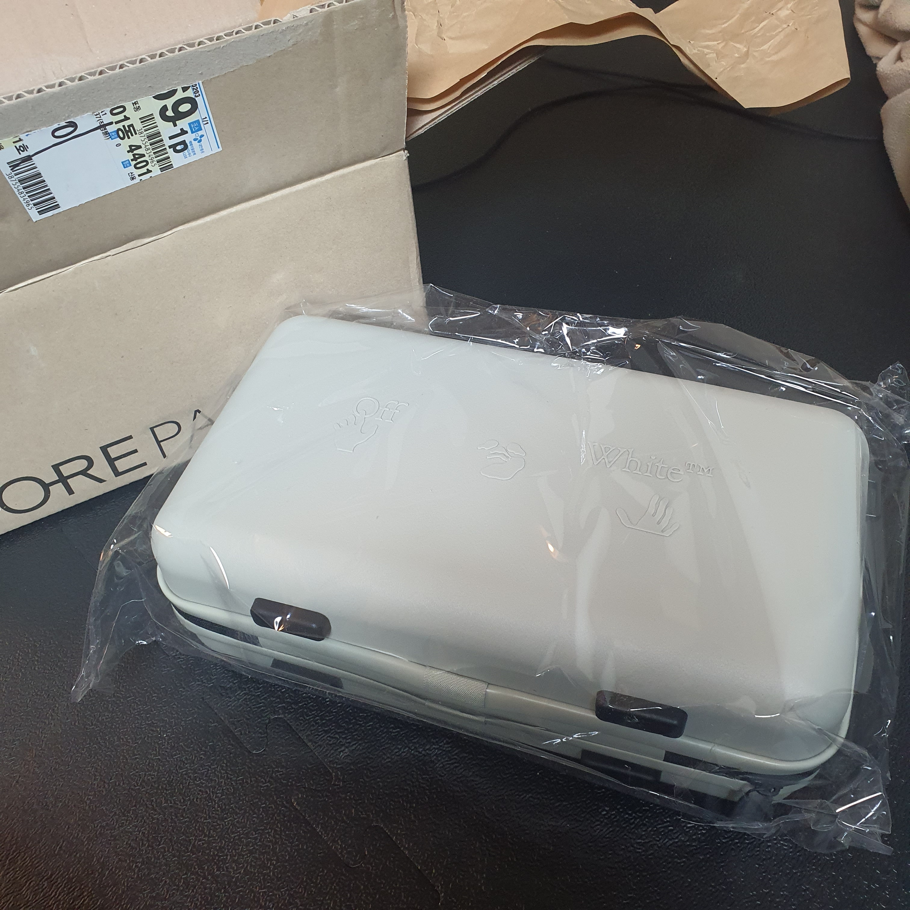 Off-White x Amore Pacific Play Kit, Off-White x Amore Pacific Protection Box (Without Cosmetics) 착용 스타일 - 2