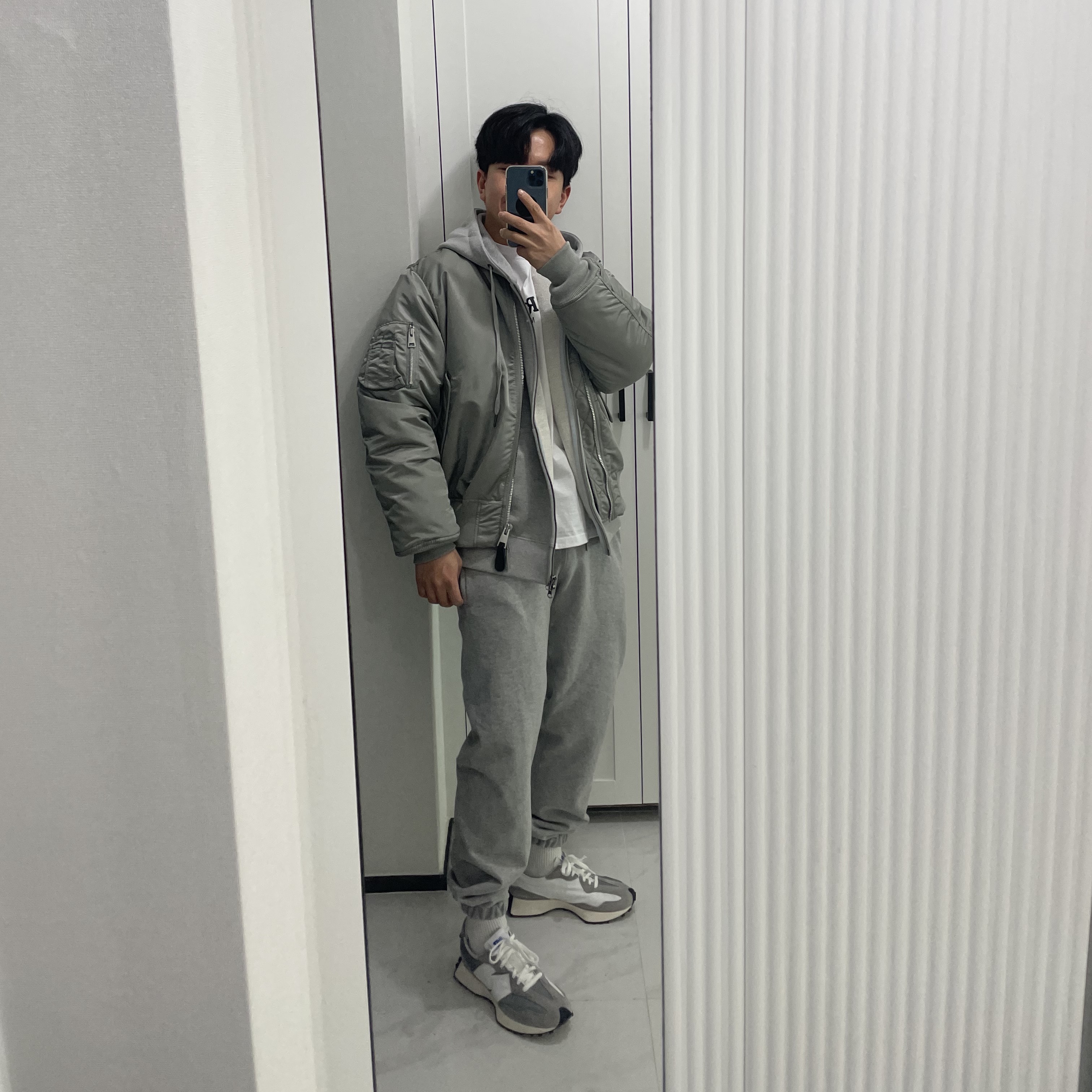 New Balance 327 Grey 착용 스타일