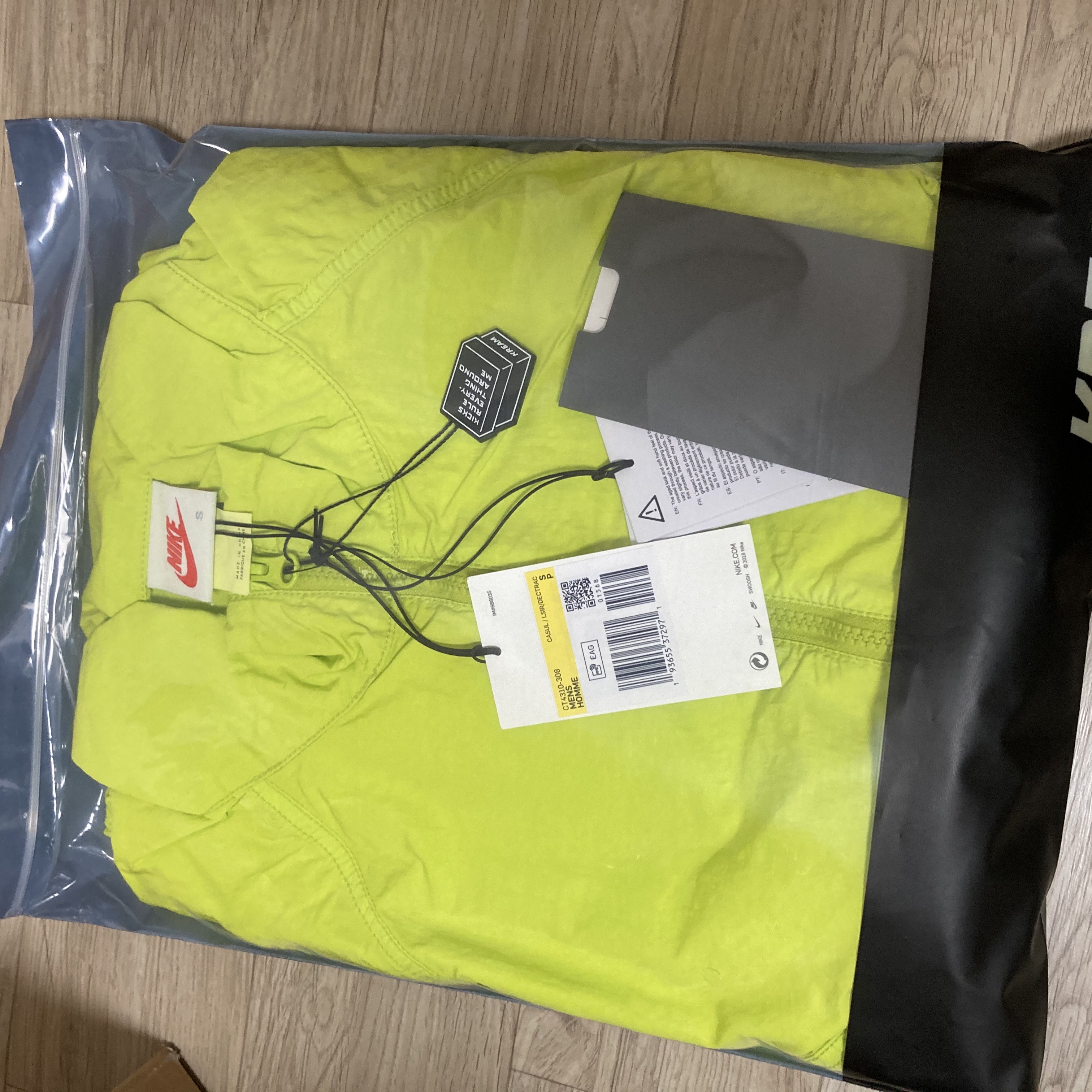 Nike x Stussy Windrunner Jacket Bright Cactus 착용 스타일
