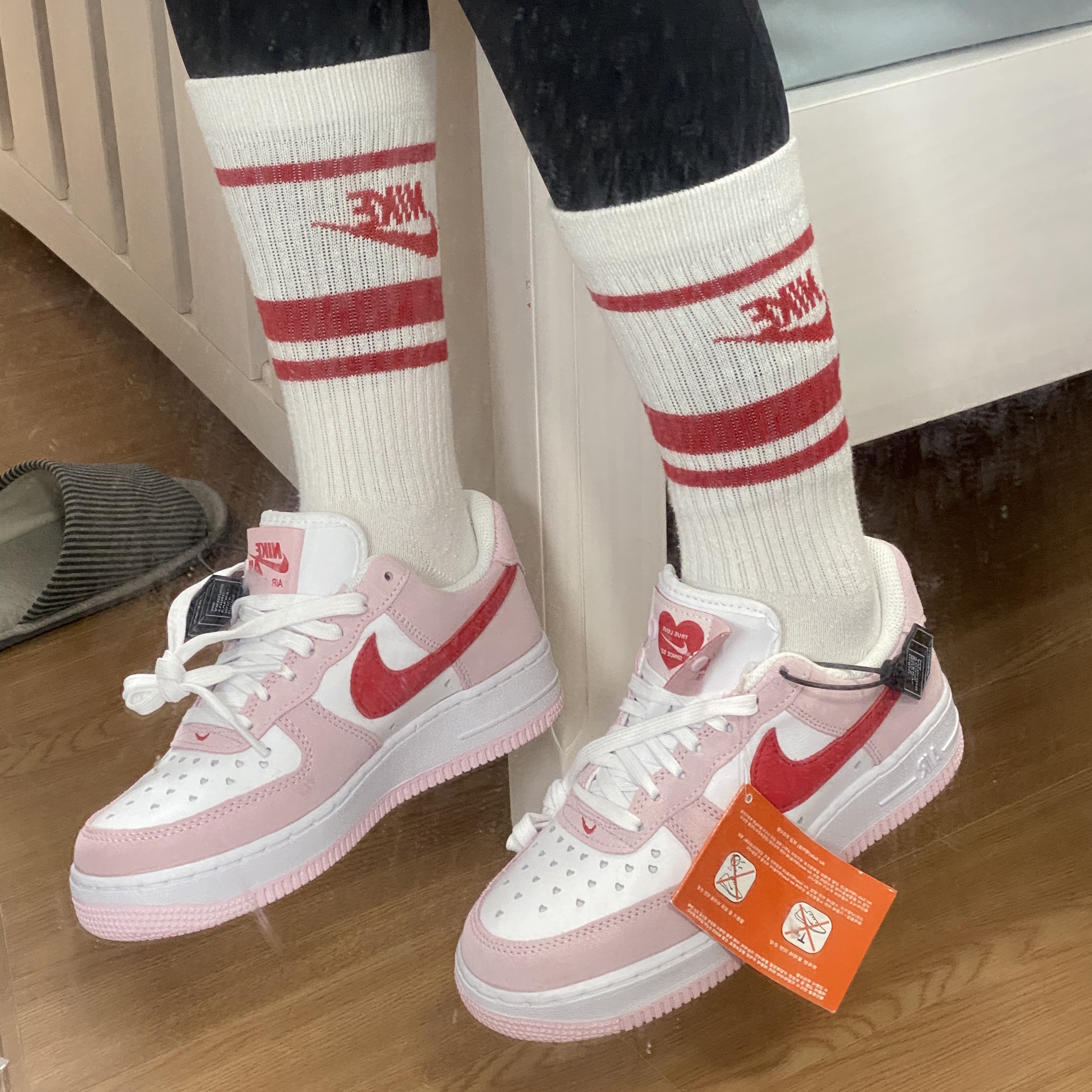 Nike Air Force 1 '07 QS Valentine's Day 착용 스타일