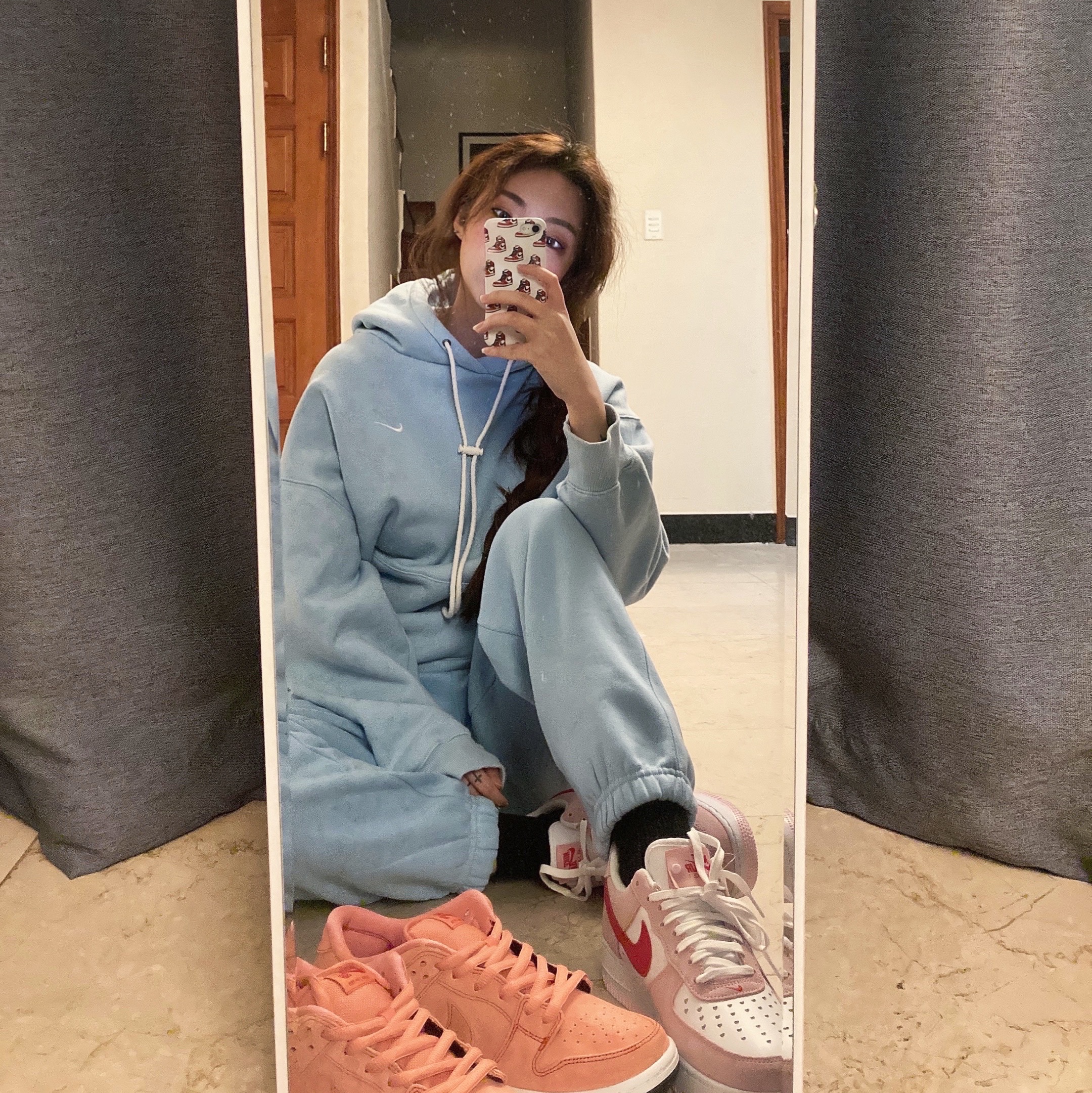 Nike SB Dunk Low Pro Pink Pig, Nike Air Force 1 '07 QS Valentine's Day 착용 스타일