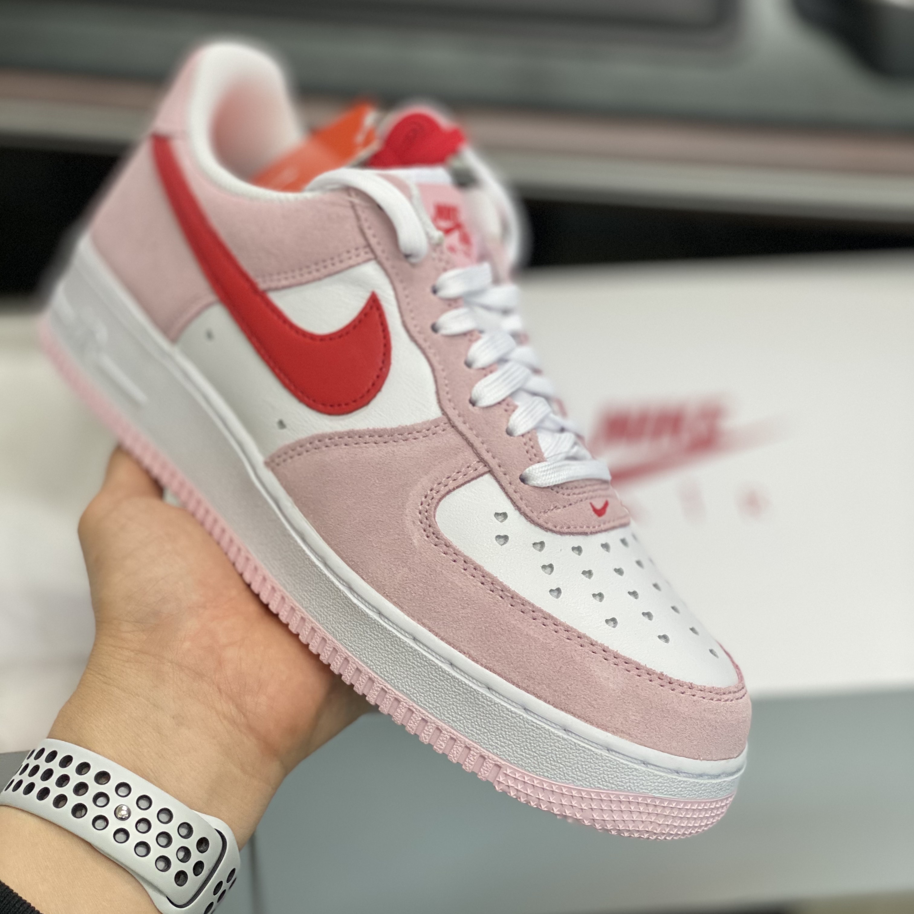 Nike Air Force 1 '07 QS Valentine's Day 착용 스타일 - 1