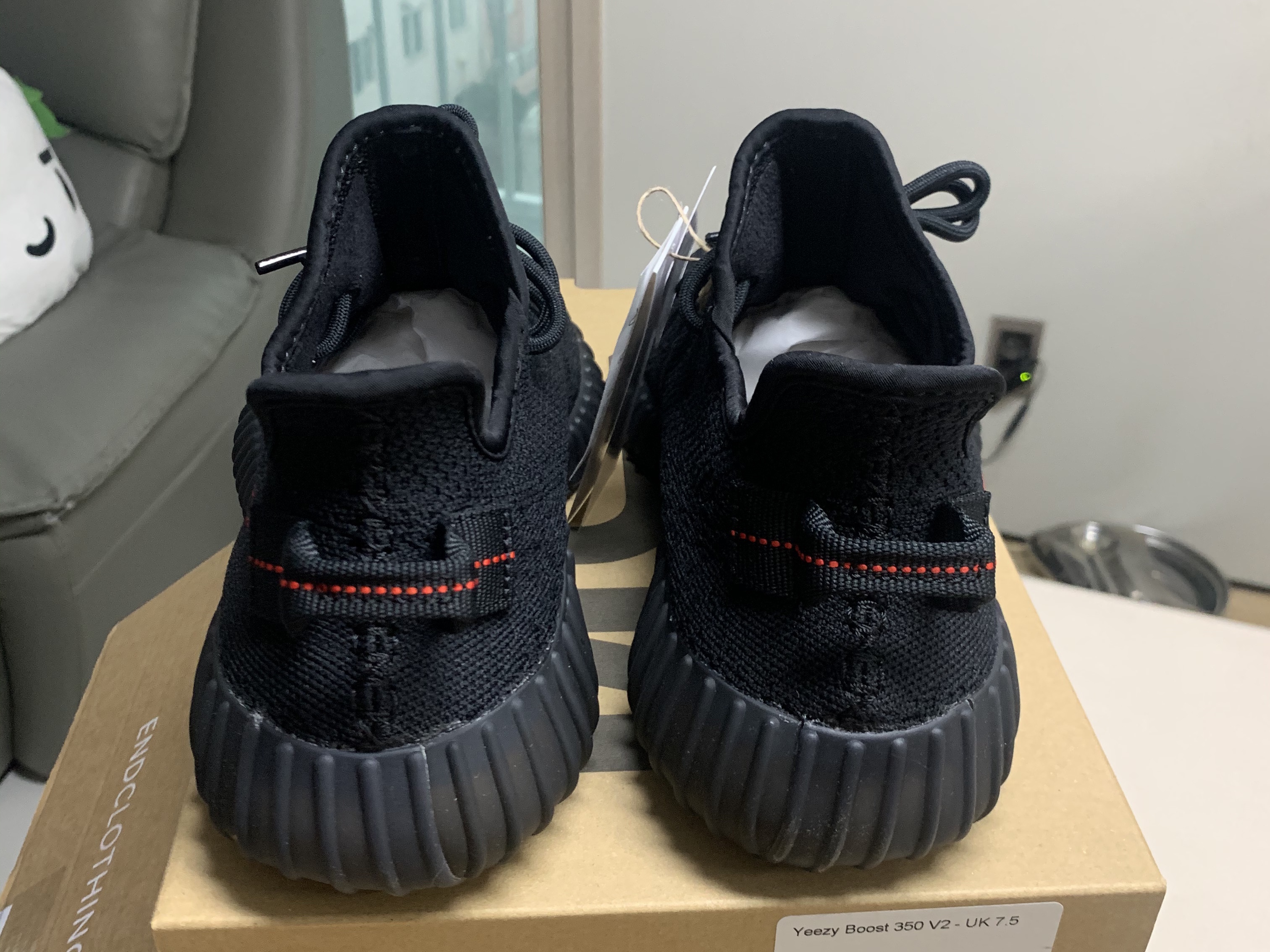 Adidas Yeezy Boost 350 V2 Black Red 2020 착용 스타일 - 4